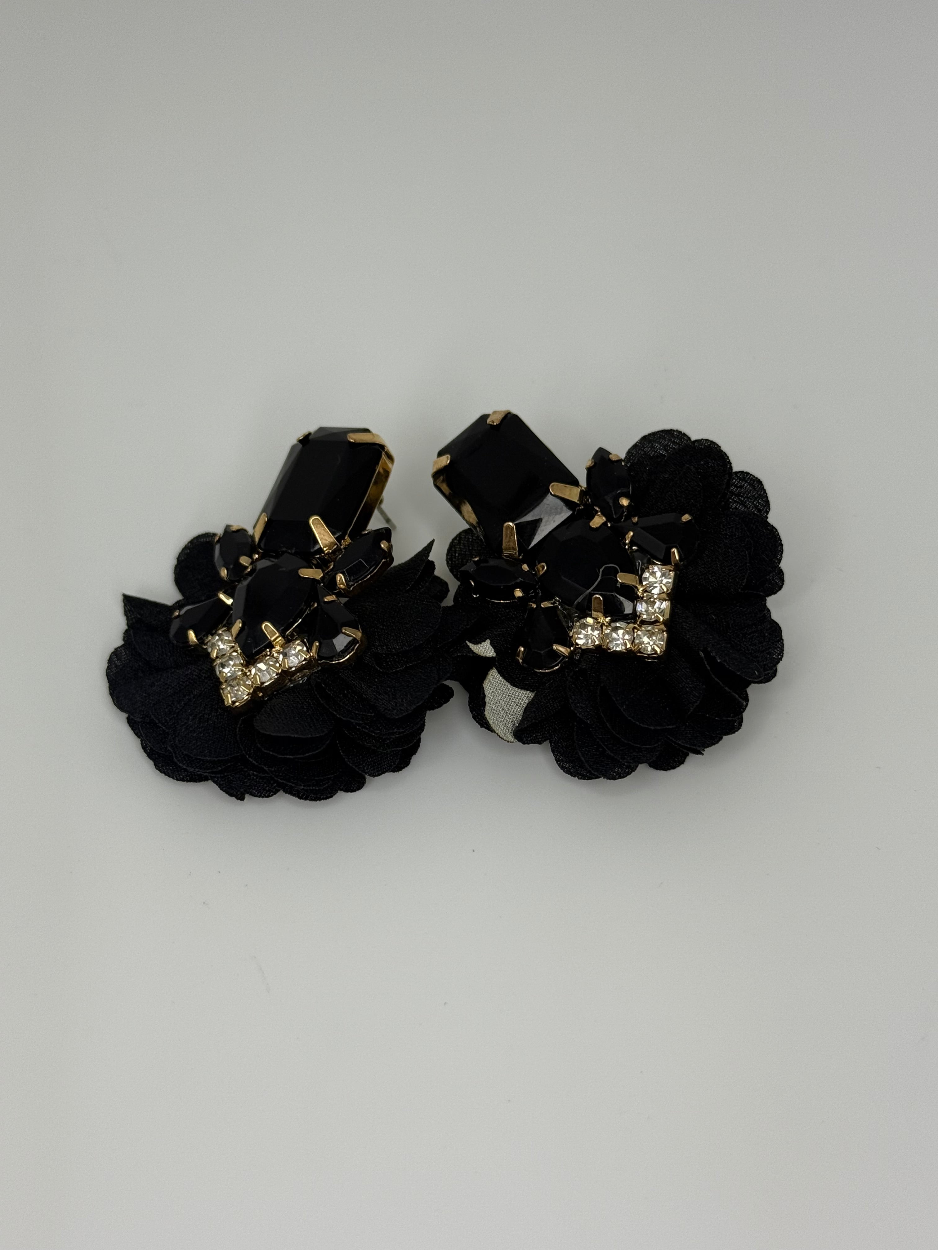 Aretes con flores decoradas con cristales