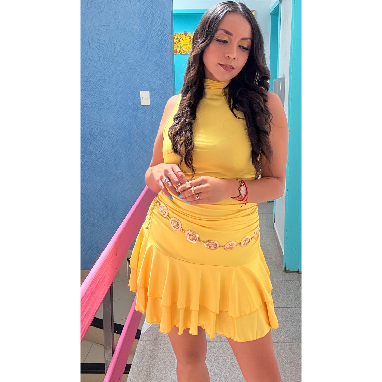 Vestido corto falda holanes sin manga de cuello alto