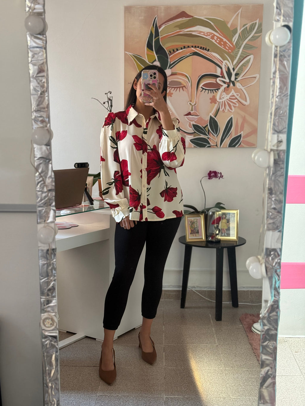 Blusa beige con rosas