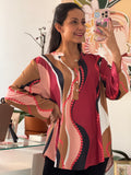 Blusa estampado líneas curvas manga larga con botón al frente