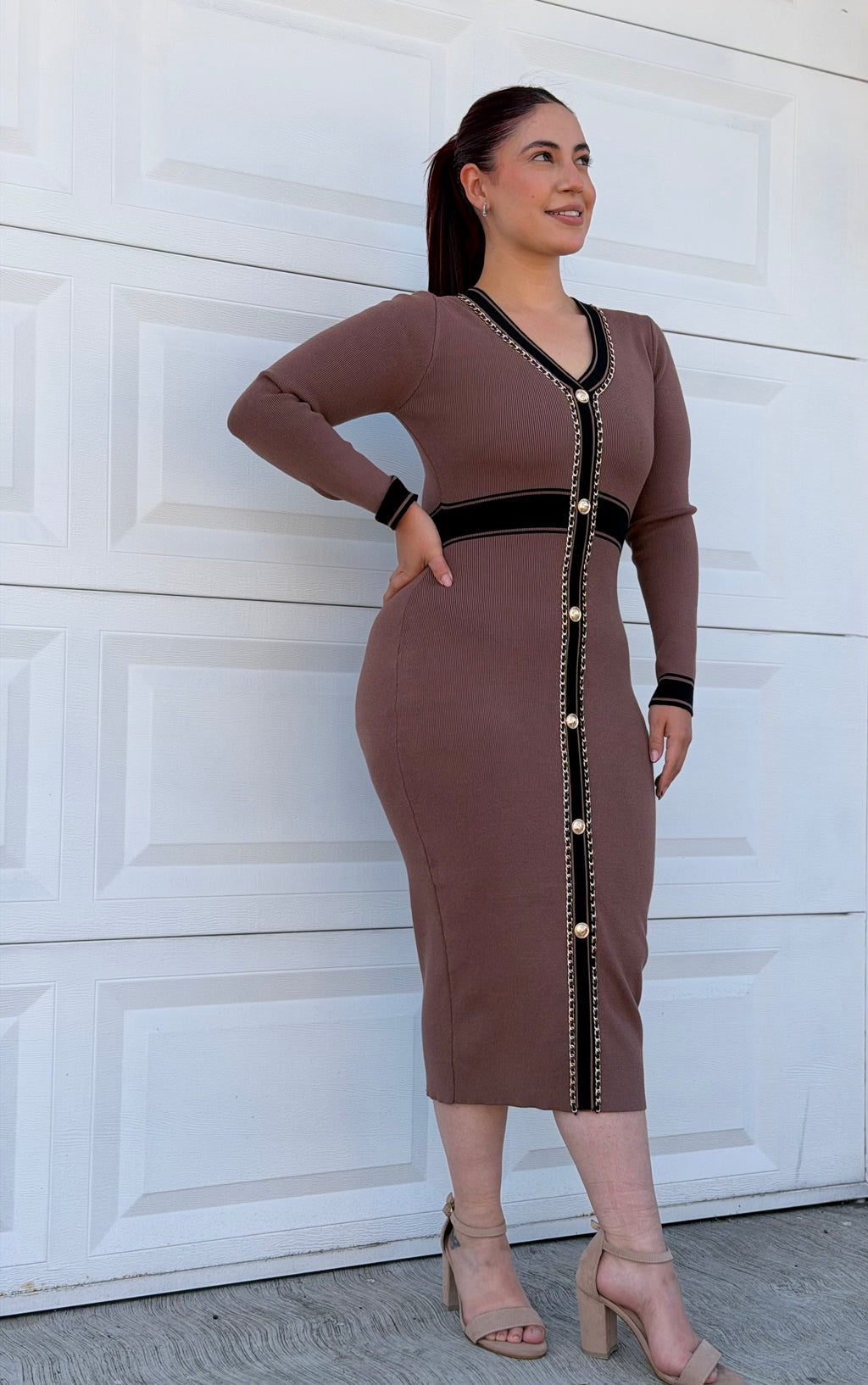 Vestido de punto con botones dorados y cadena