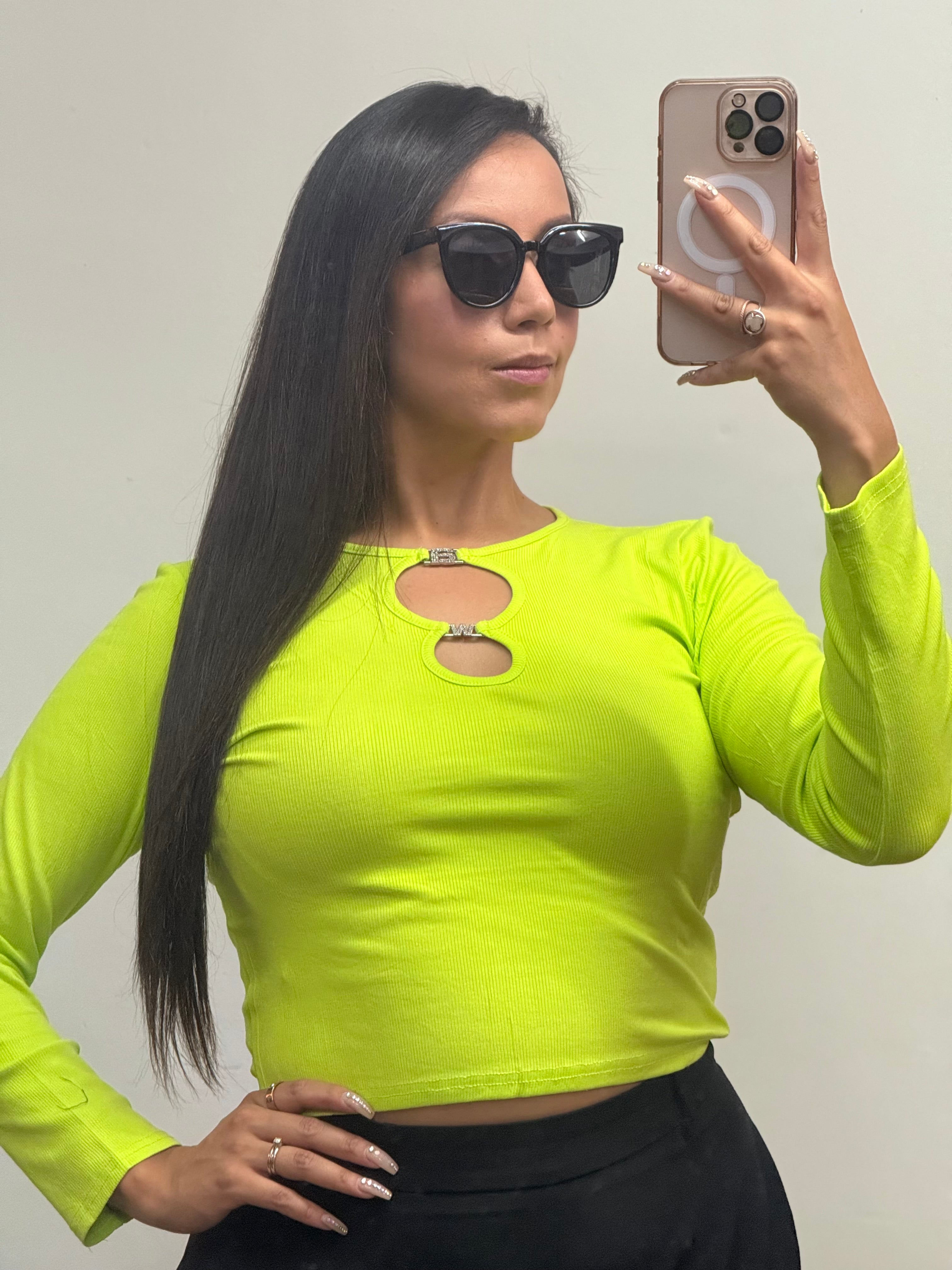 Blusa corta con detalle en pecho