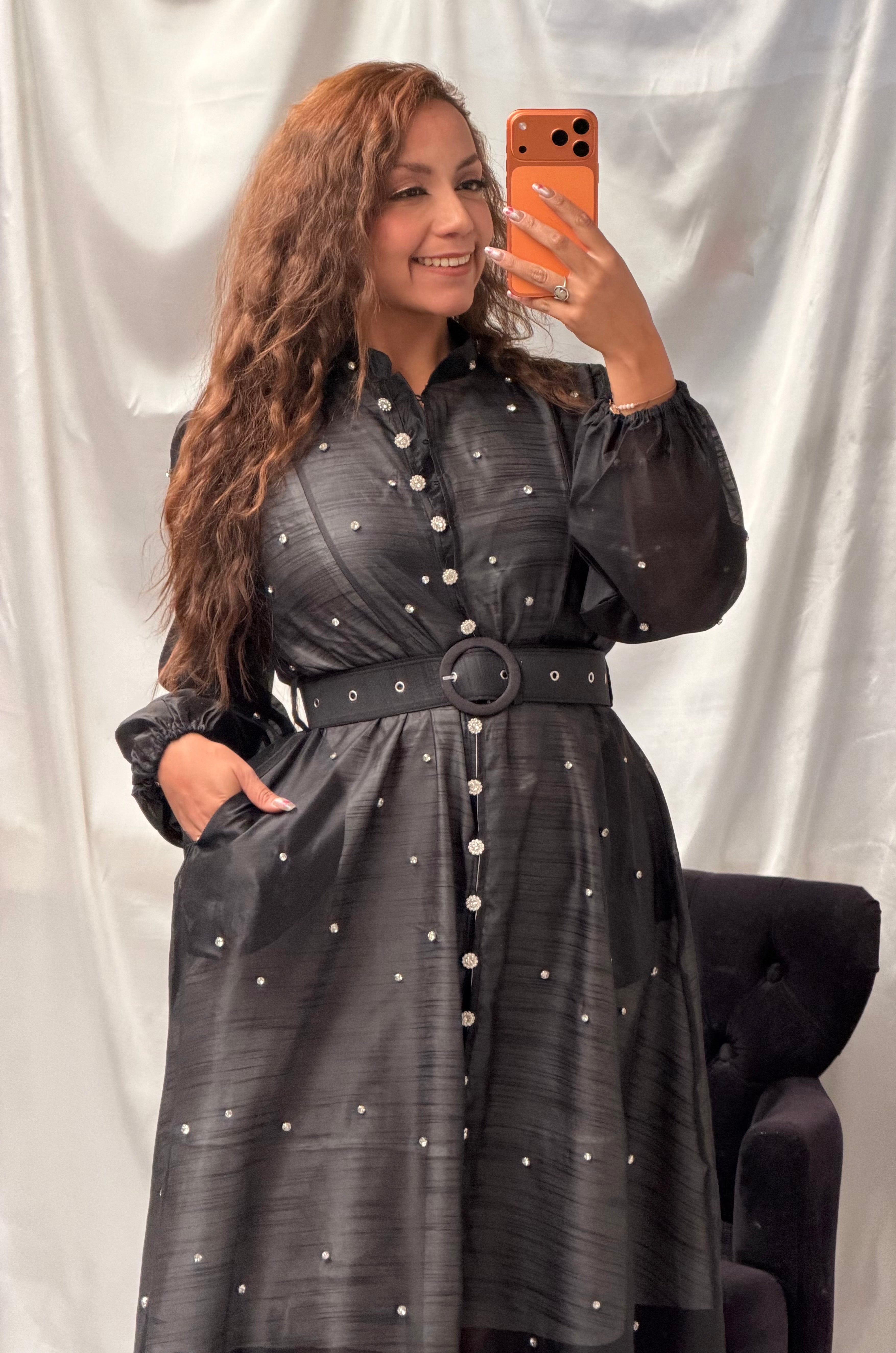Vestido largo con pedrería al frente por completo y cinta en cintura de manga larga