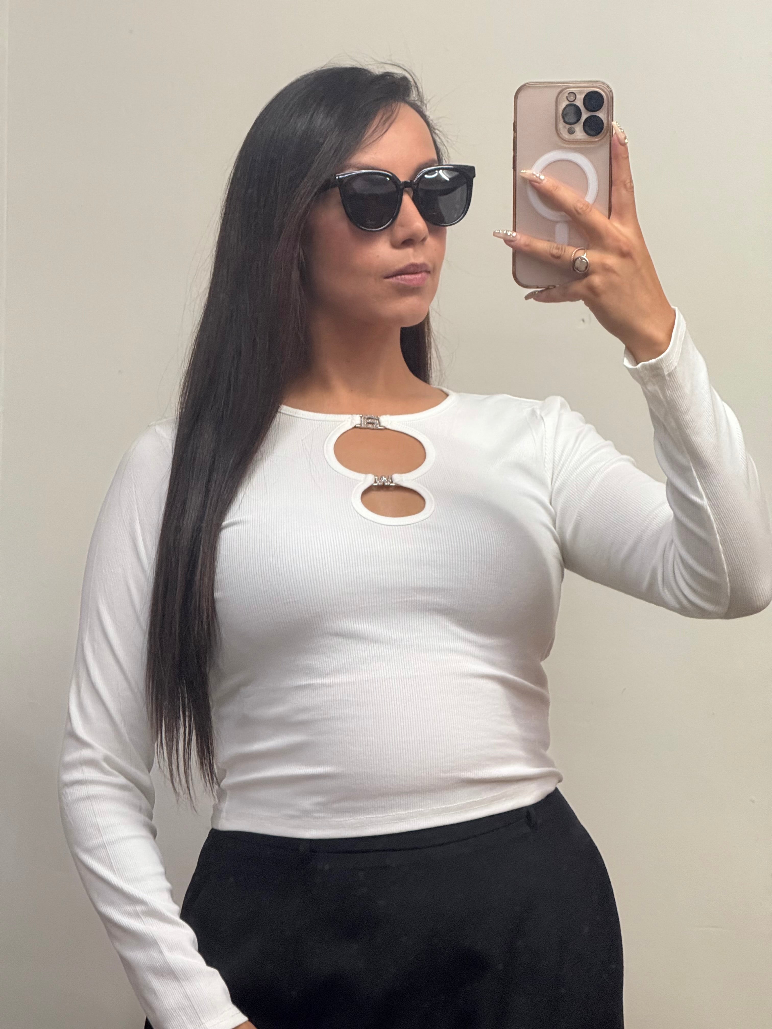 Blusa corta con detalle en pecho