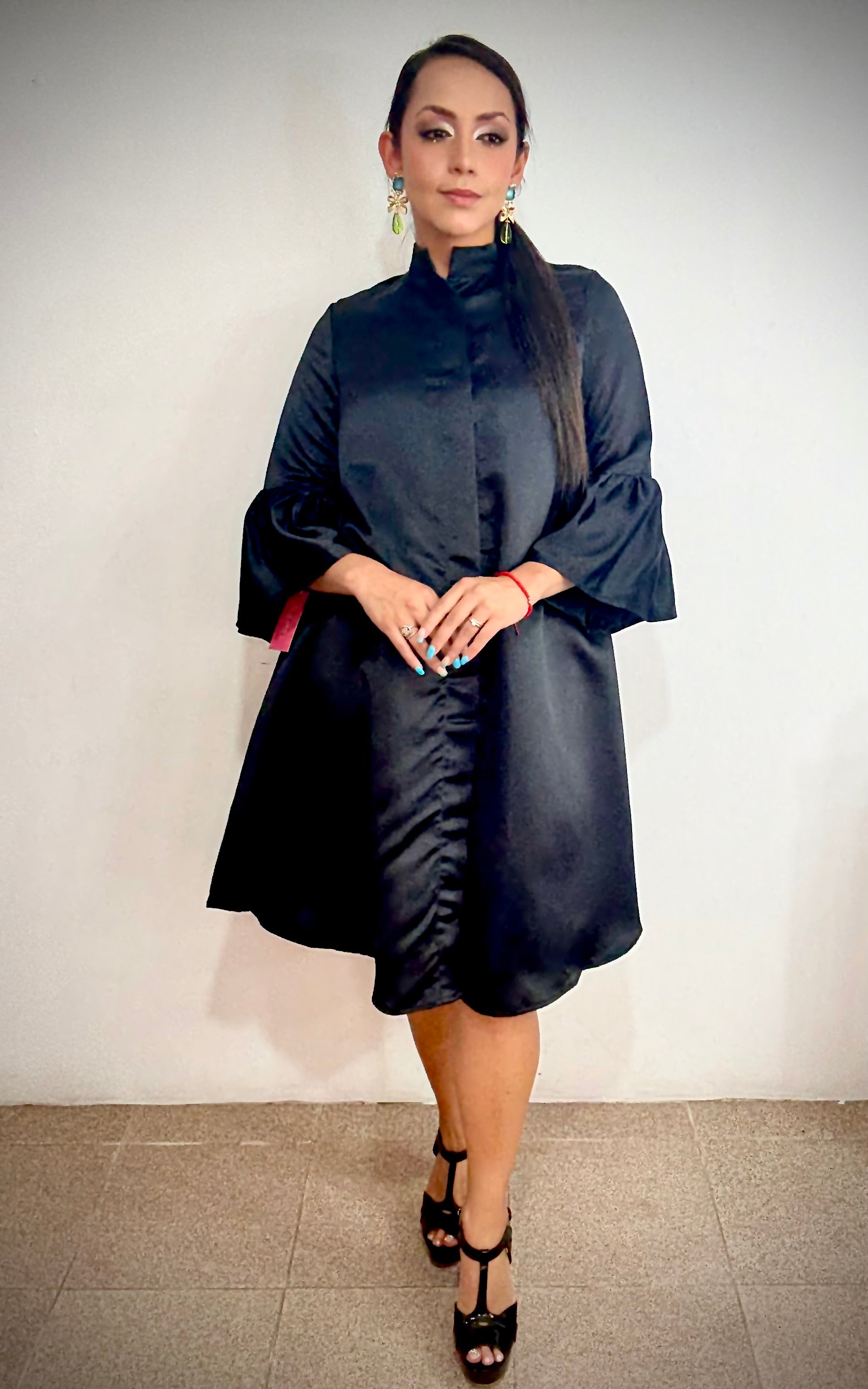 Vestido corto camisero corte a manga 3/4 satinado estilo camisero