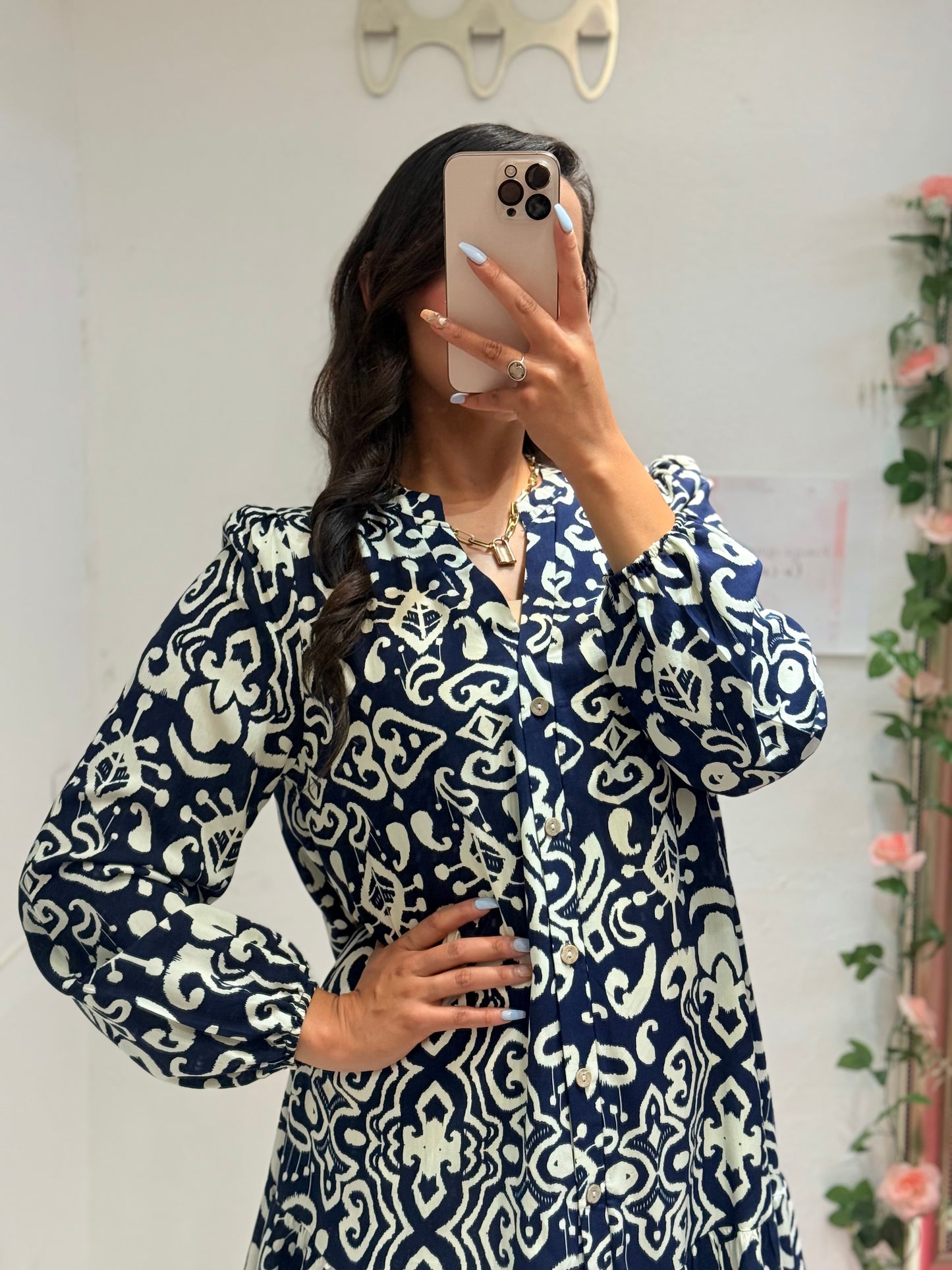 Vestido corto estampado  hojas y corazon