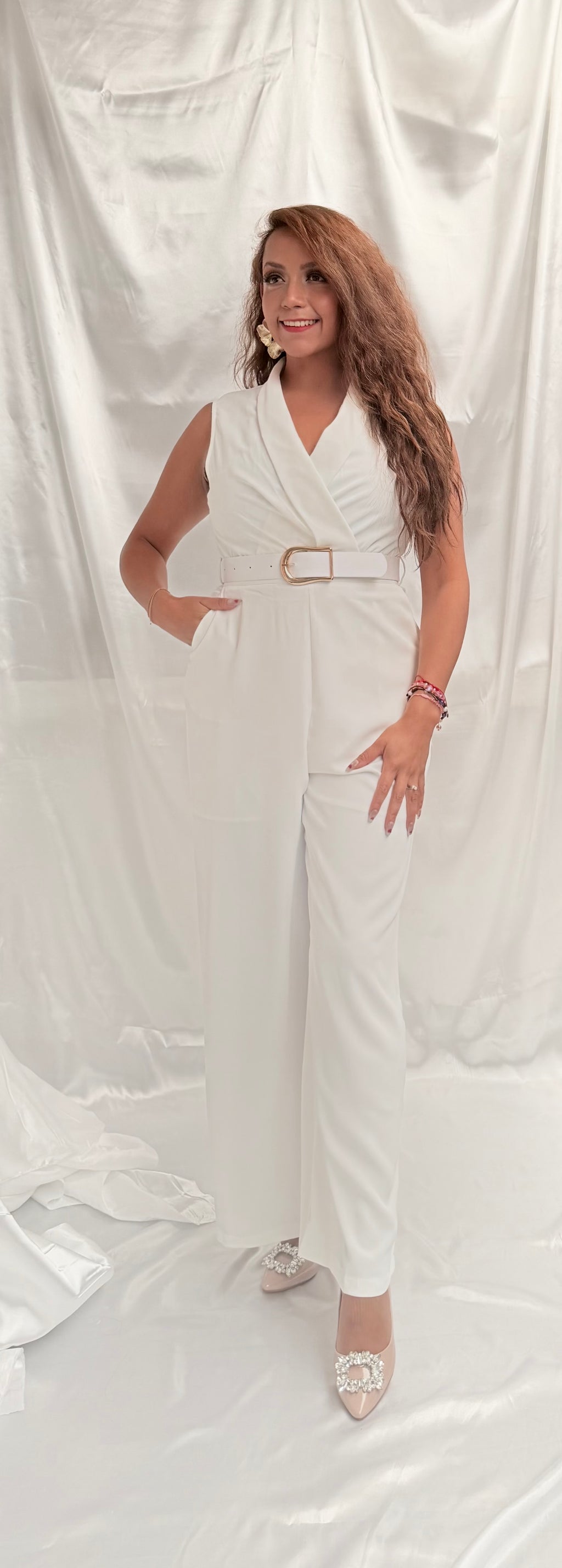 Palazzo sin manga con cinturón, escote V