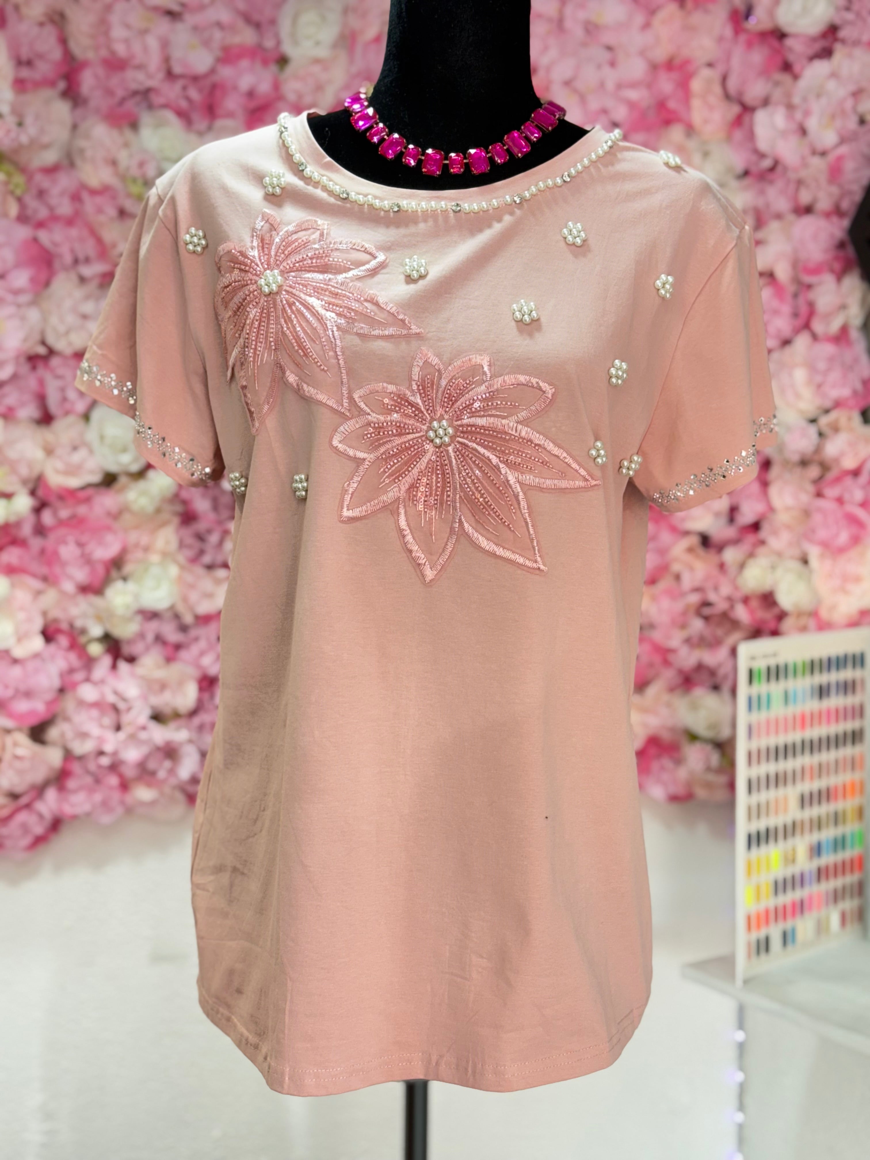 Playera con bordado de flores y piedras elegante
