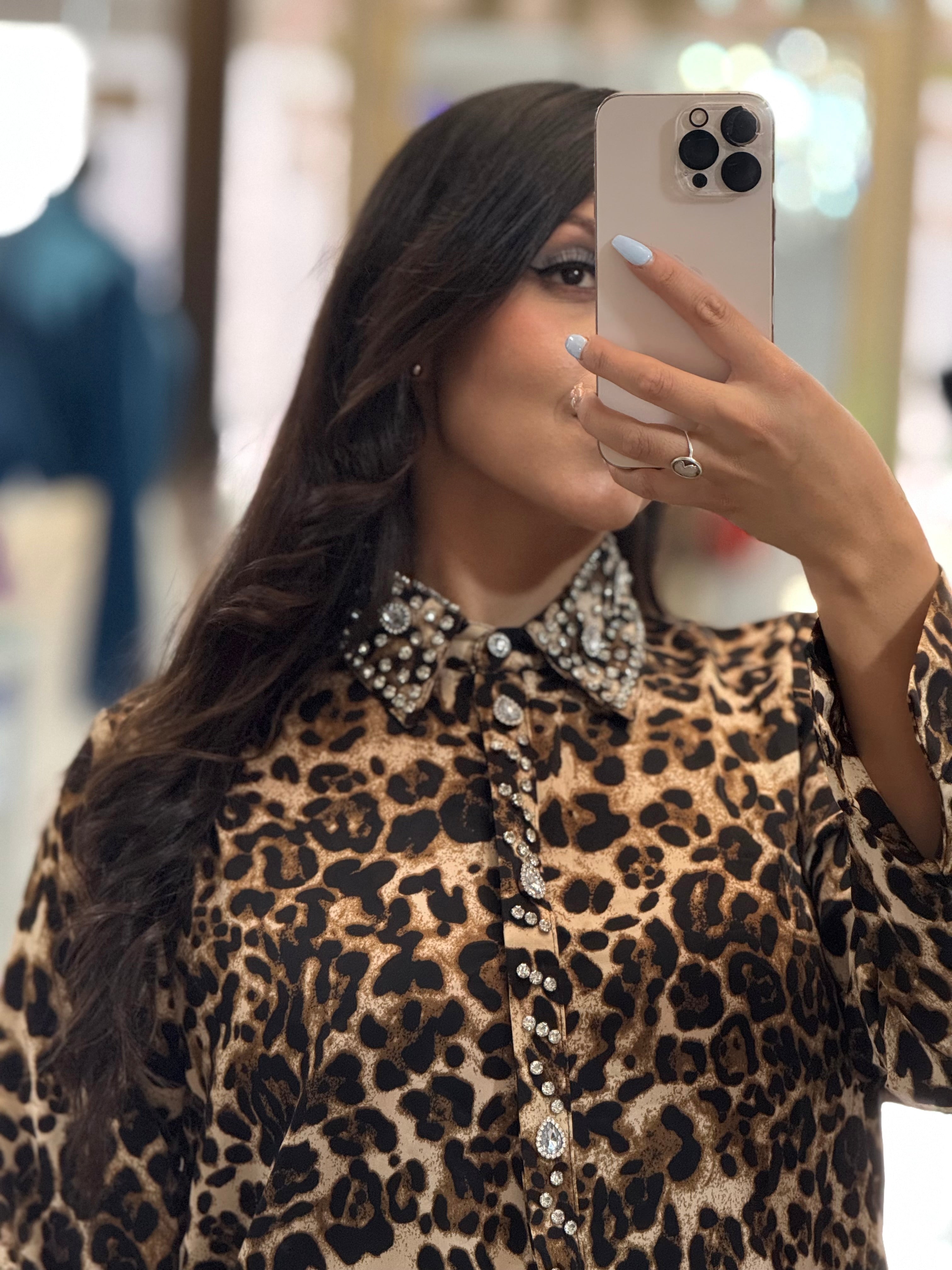 Blusa manga larga con pedrería en cuello animal print