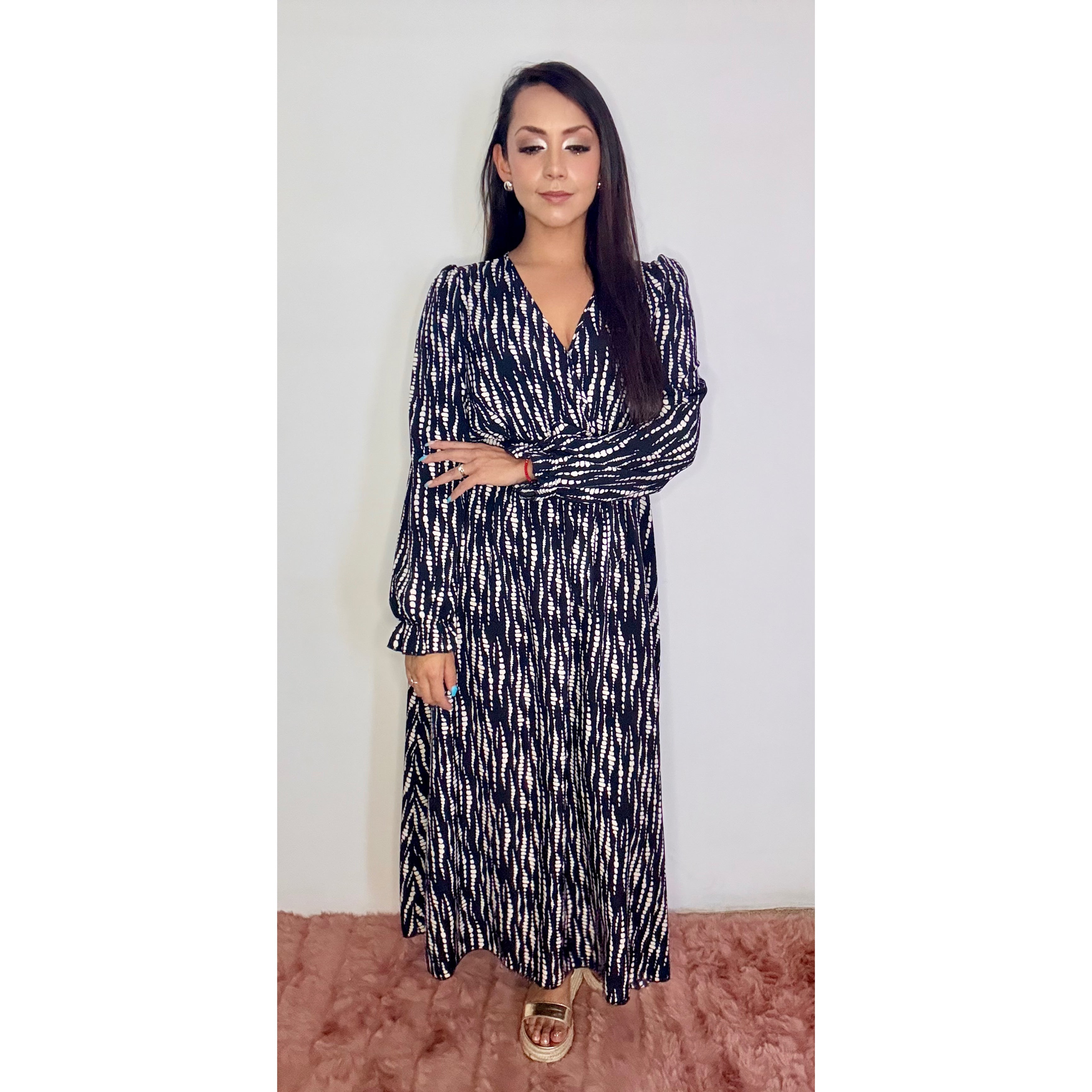 Vestido largo de manga larga con cinta en cintura