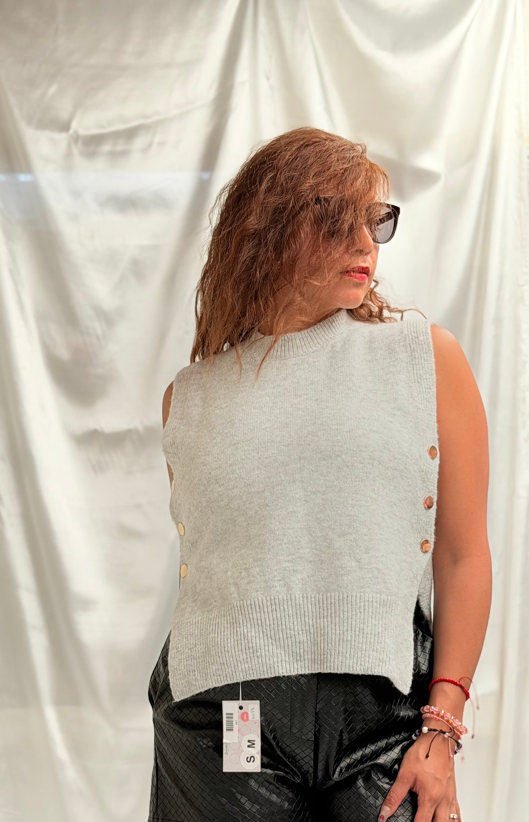 Chalequito cuello redondo con botón dorado a los costados