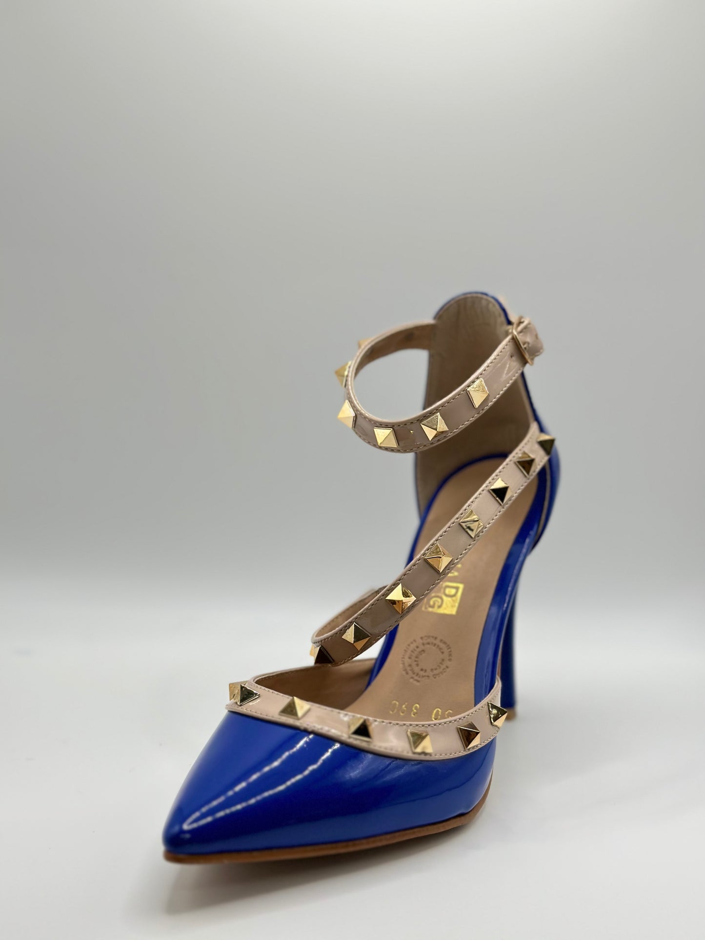 Stillettos charol con estoperoles