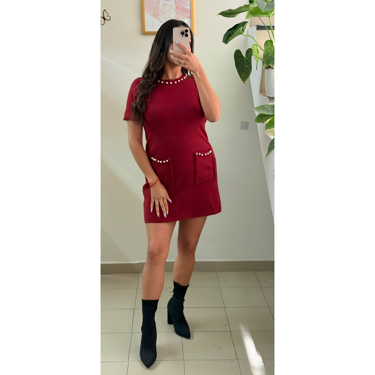 Vestido corto manga corta con detalle en cuello y  bolsas