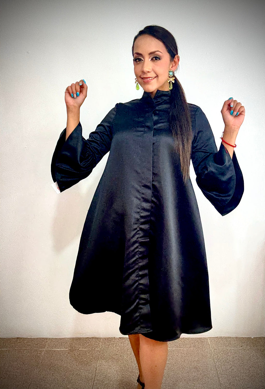 Vestido corto camisero corte a manga 3/4 satinado estilo camisero