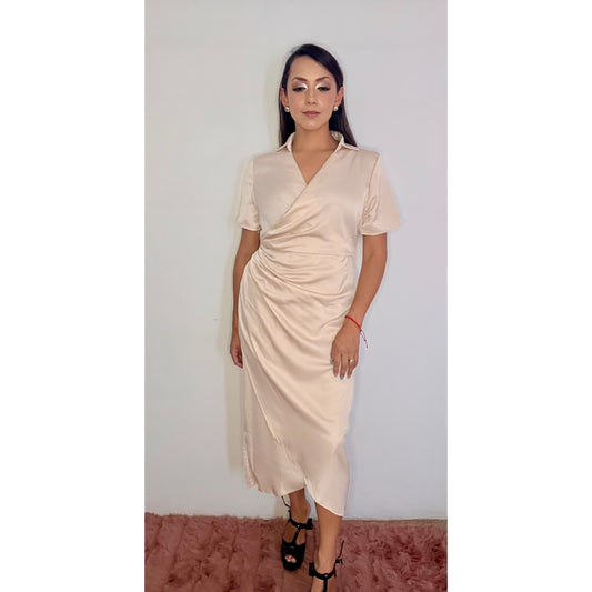 Vestido largo satinado cuello camisero con detalle en cintura