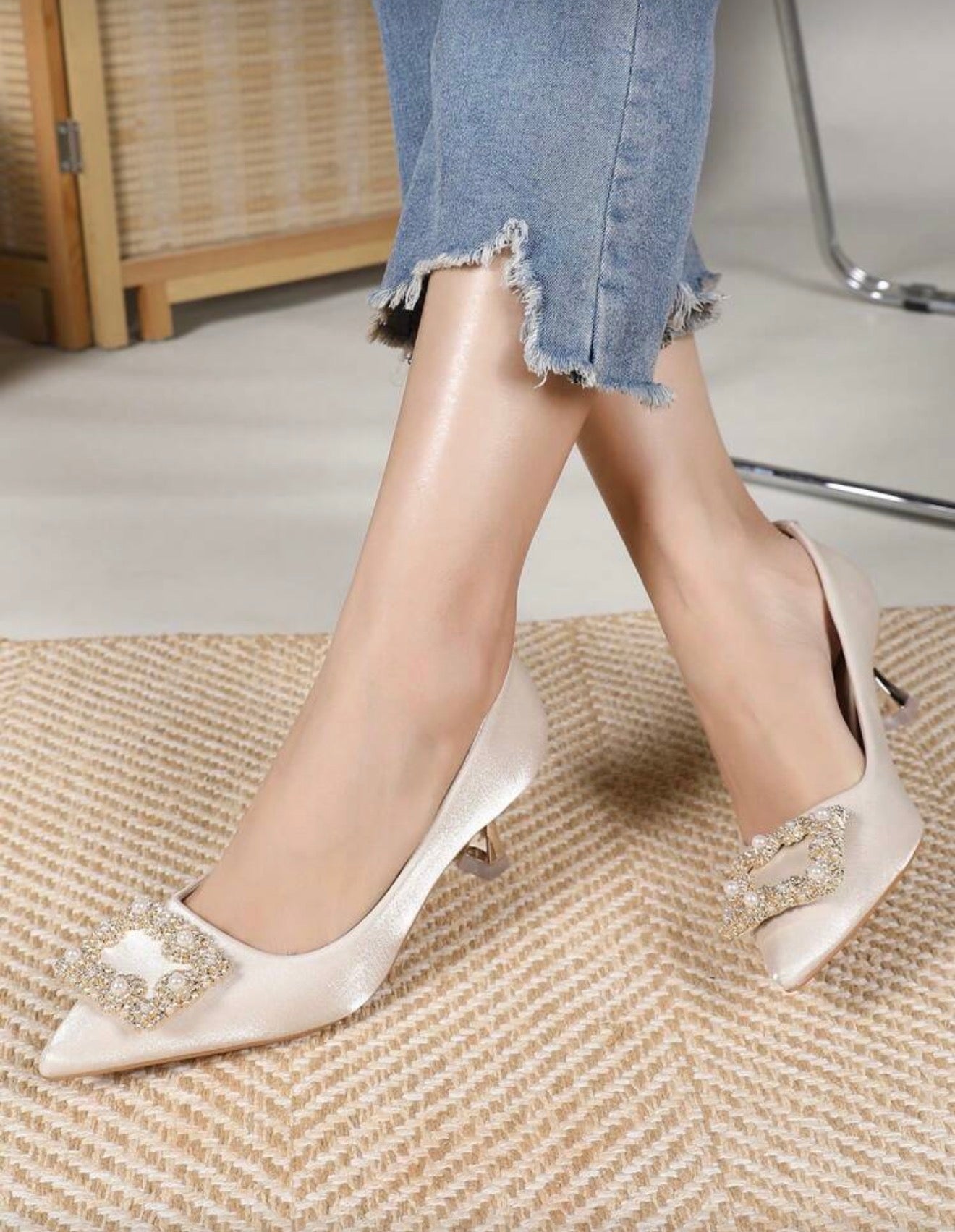 Zapatilla tacón bajito 5 cm satinados con detalle de cuadro de piedras