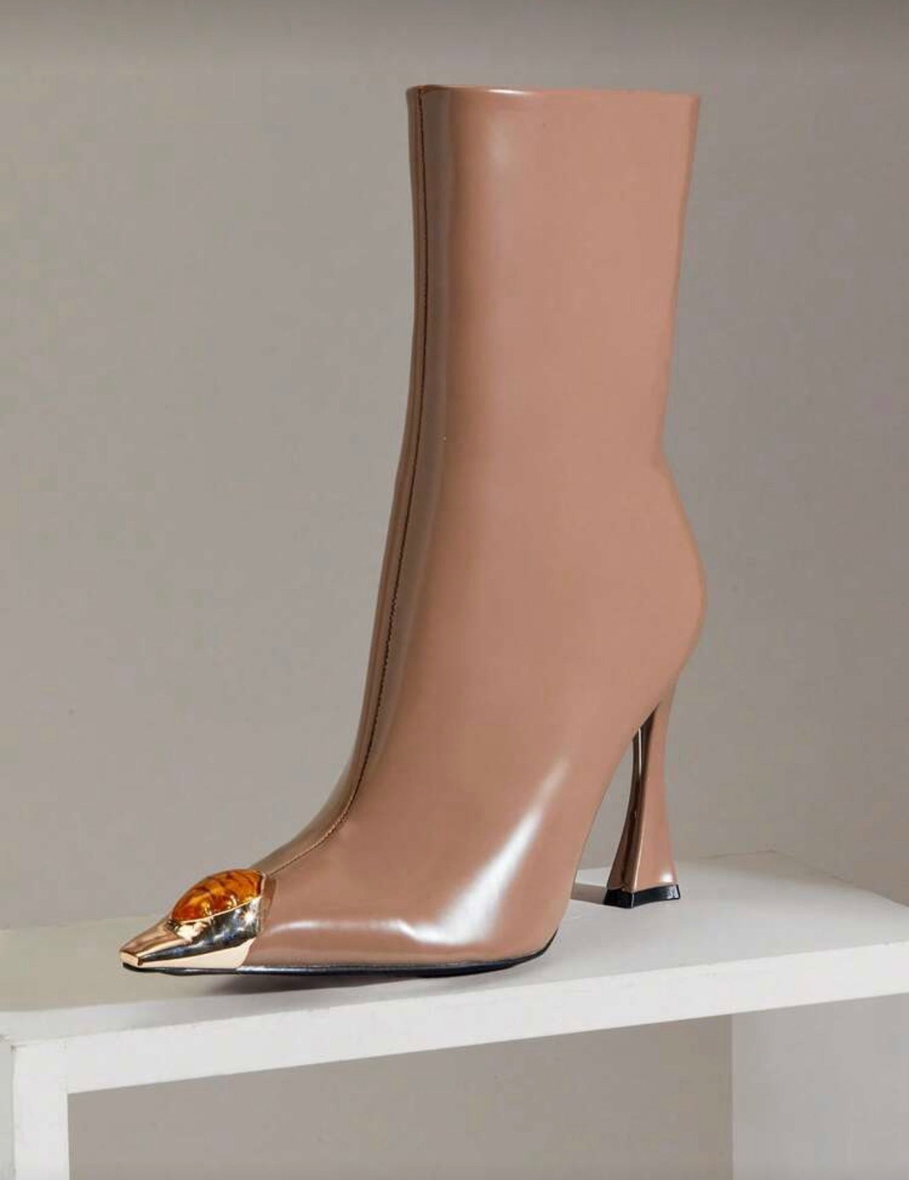 Botines Chic con decoración punta dorada con piedra minimalista