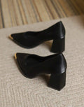 Zapatillas negras con punta dorada