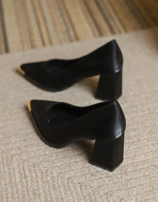 Zapatillas negras con punta dorada