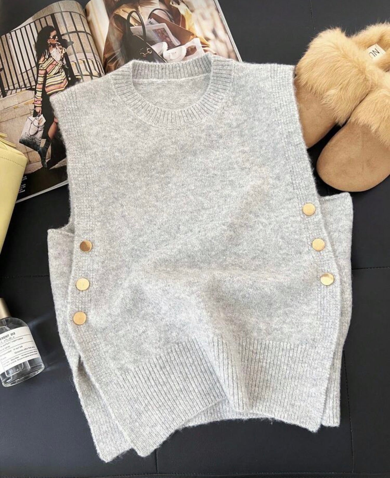 Chalequito cuello redondo con botón dorado a los costados