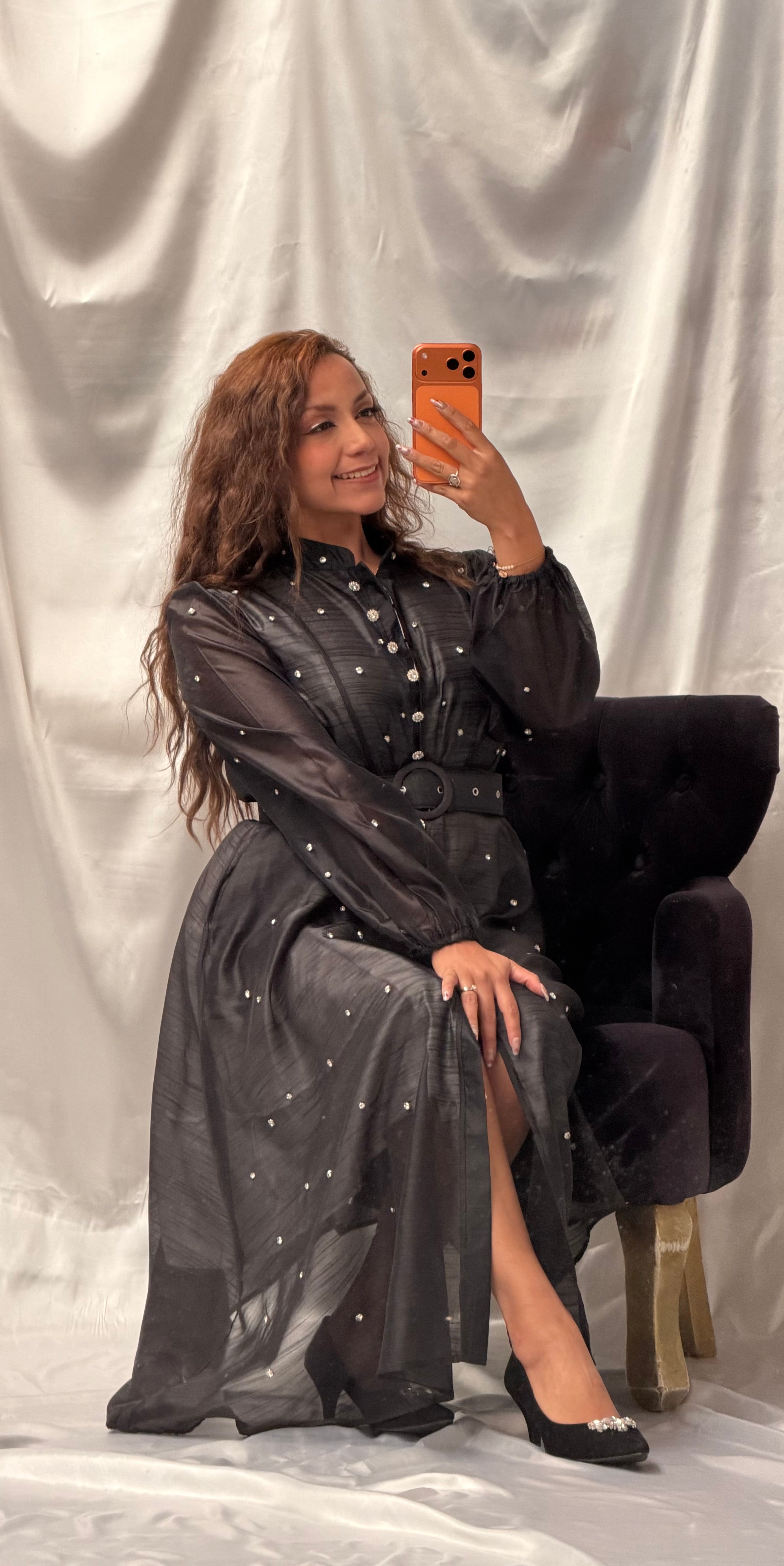 Vestido largo con pedrería al frente por completo y cinta en cintura de manga larga