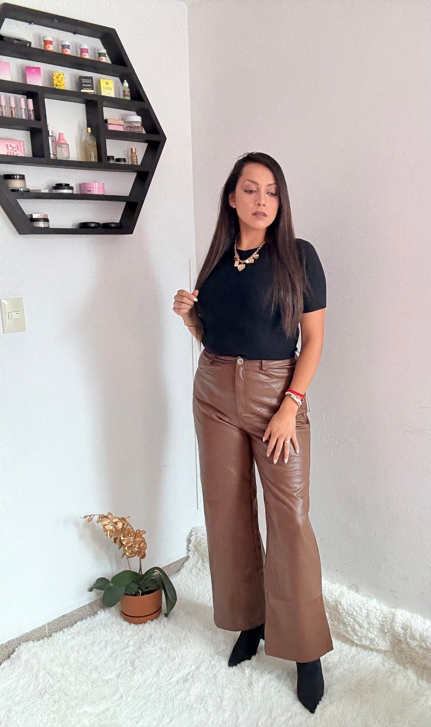 Pantalón de vinipiel corte recto con botón