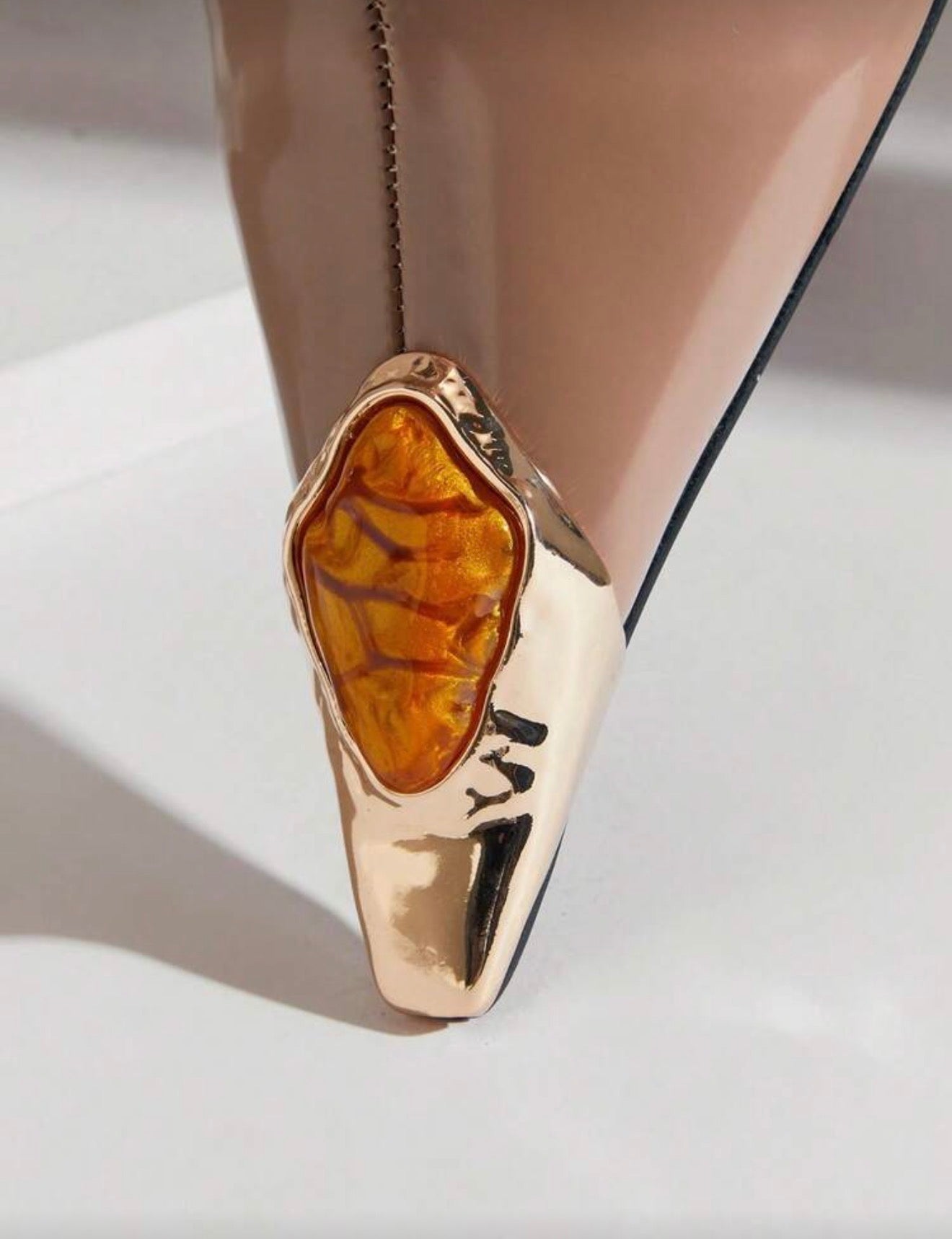 Botines Chic con decoración punta dorada con piedra minimalista