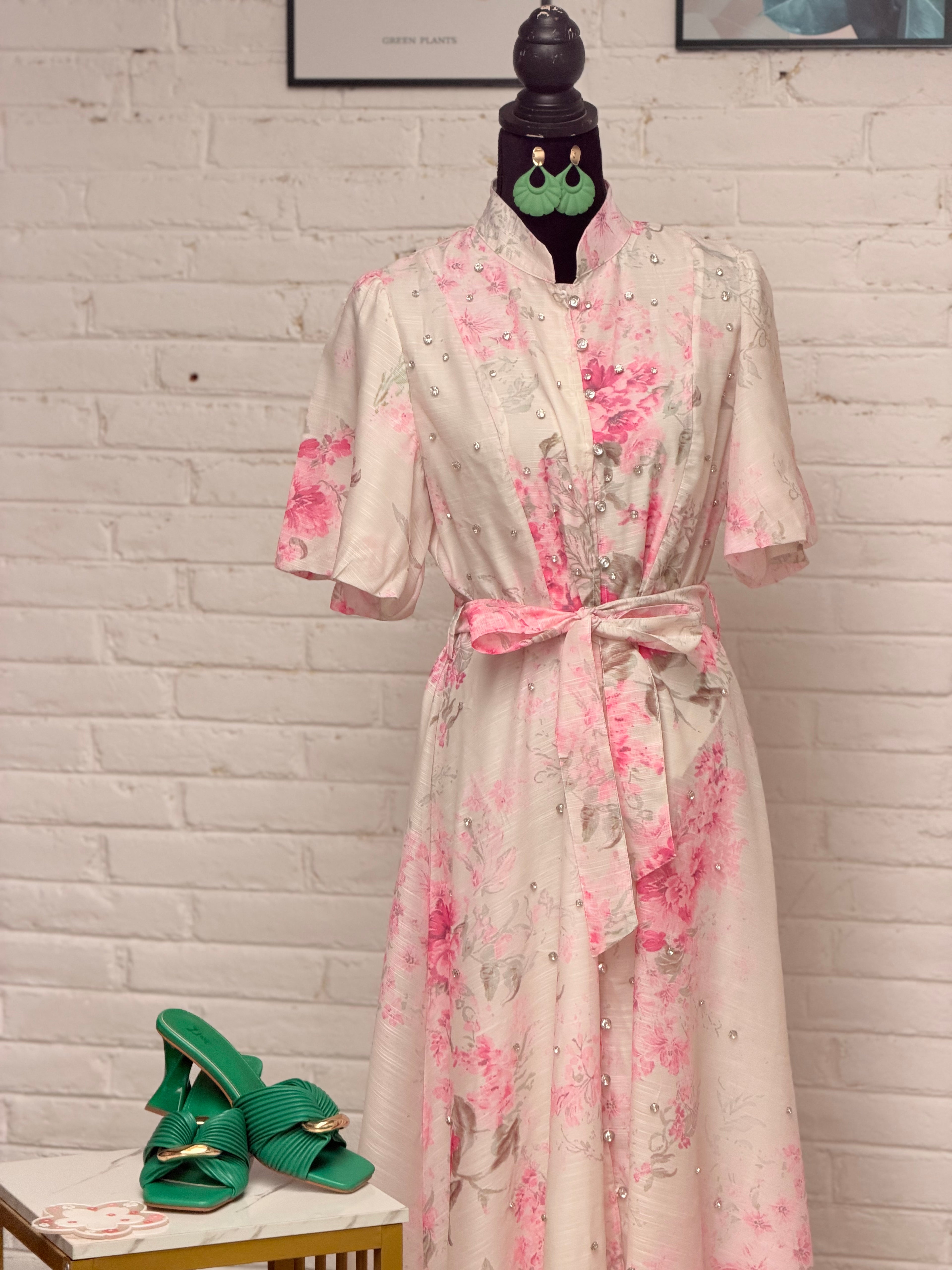 Vestido largo manga corta con pedrería y estampado floral