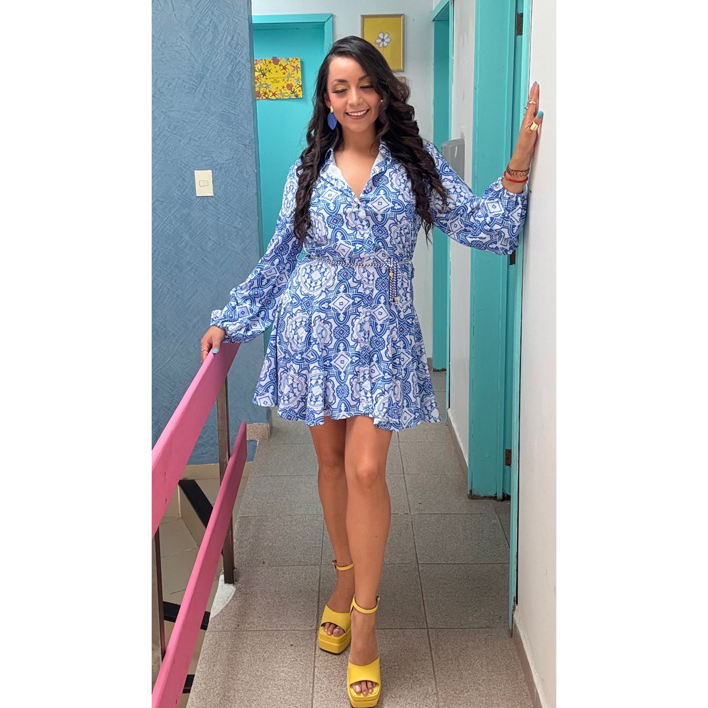 Vestido corto camisero manga larga con cinta de vuelo estampado Talavera