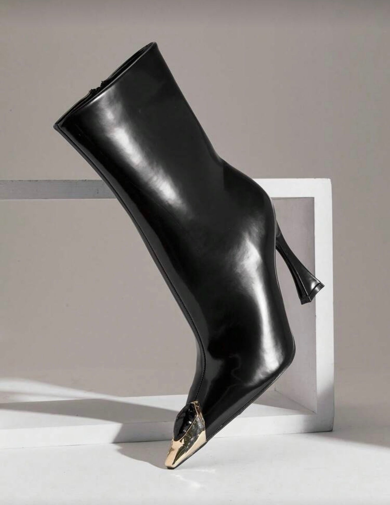 Botines Chic con decoración punta dorada con piedra minimalista