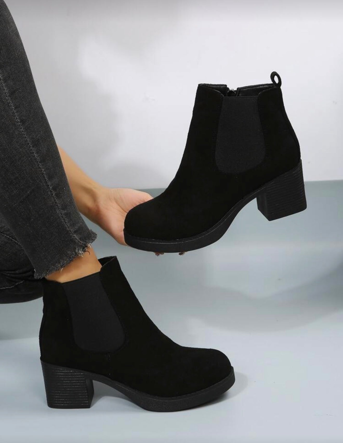 Botines tacón bajito suela lisa con cierre al costado.