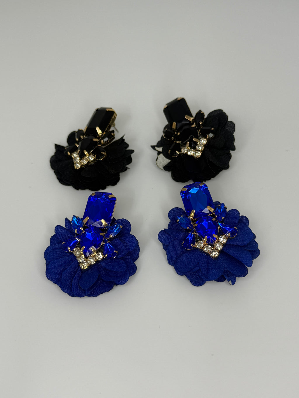 Aretes con flores decoradas con cristales