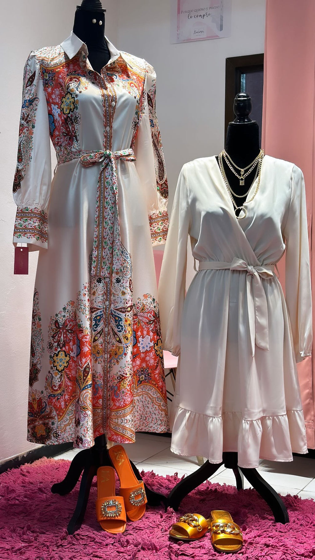 Vestido largo satinado con cinta