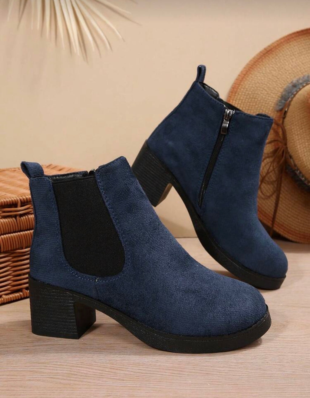Botines tacón bajito suela lisa con cierre al costado.