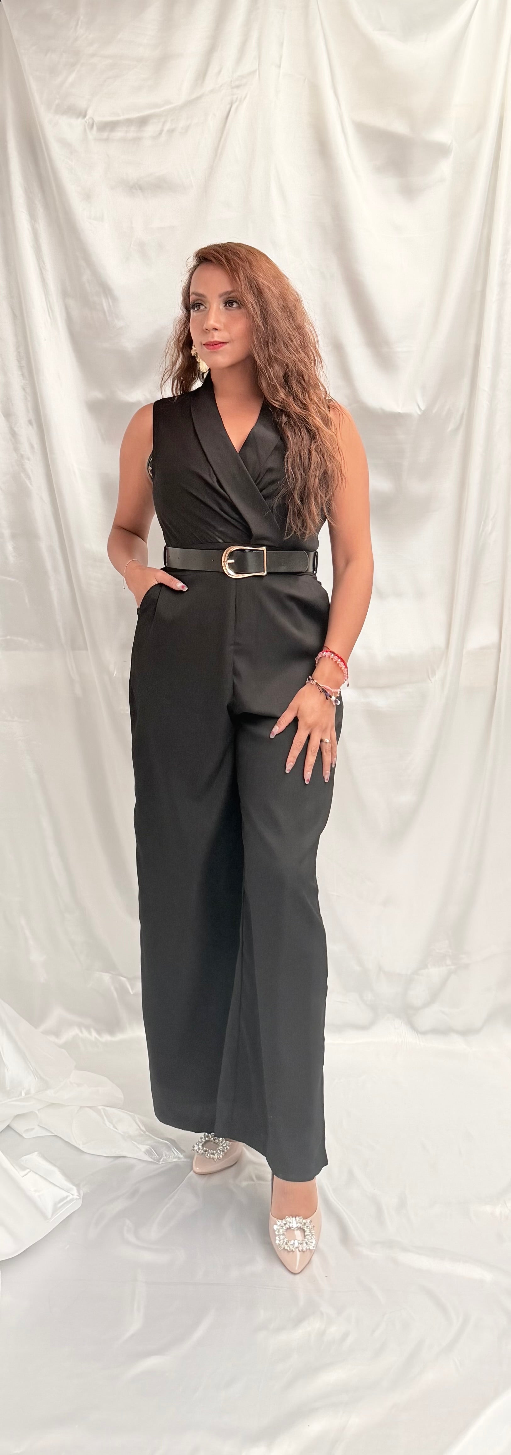 Palazzo sin manga con cinturón, escote V