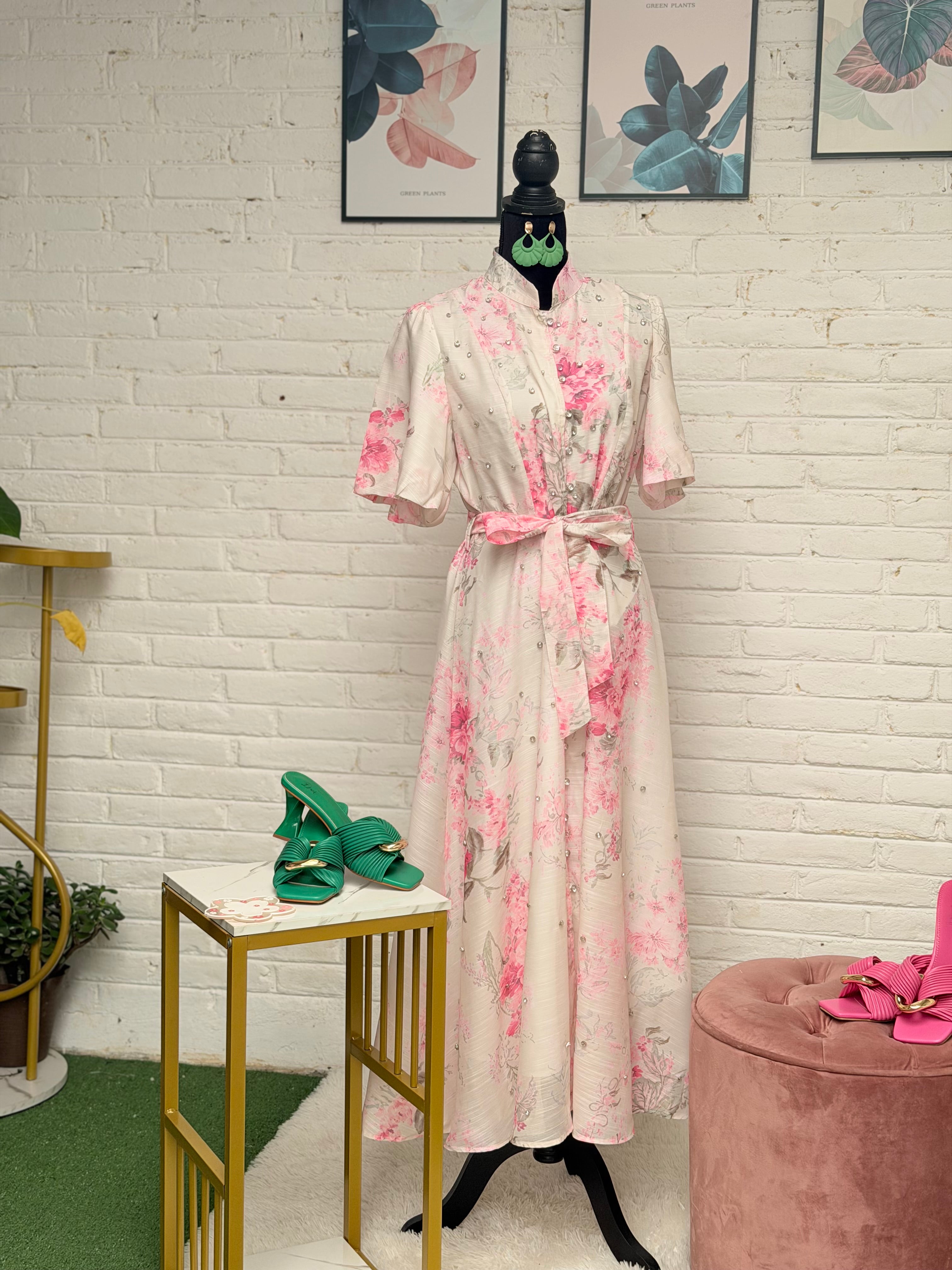 Vestido largo manga corta con pedrería y estampado floral