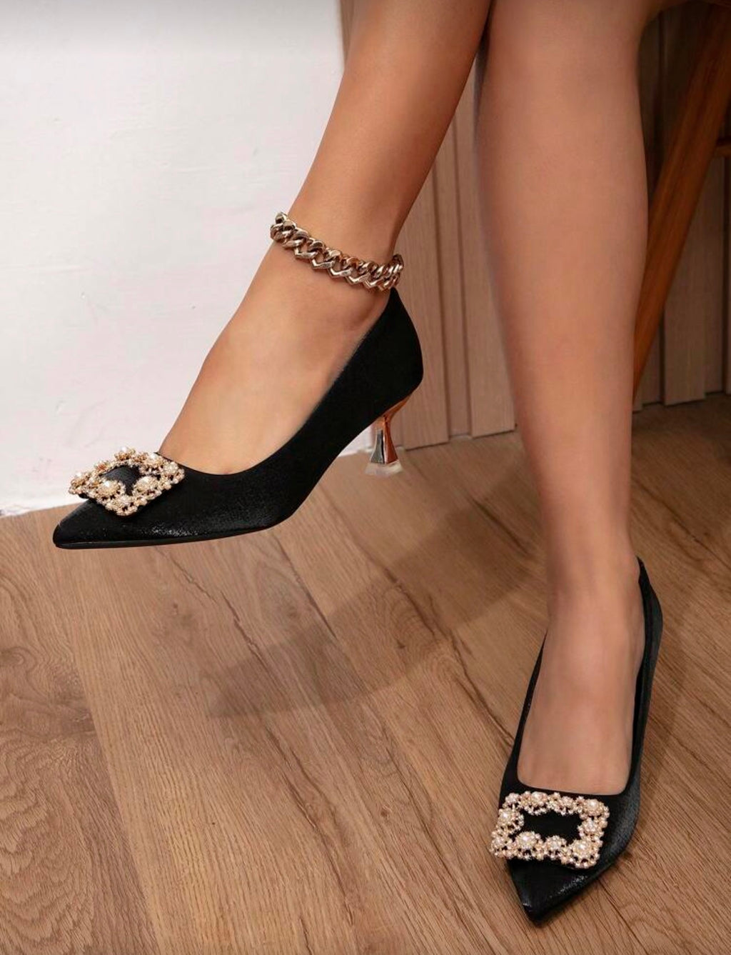 Zapatilla tacón bajito 5 cm satinados con detalle de cuadro de piedras