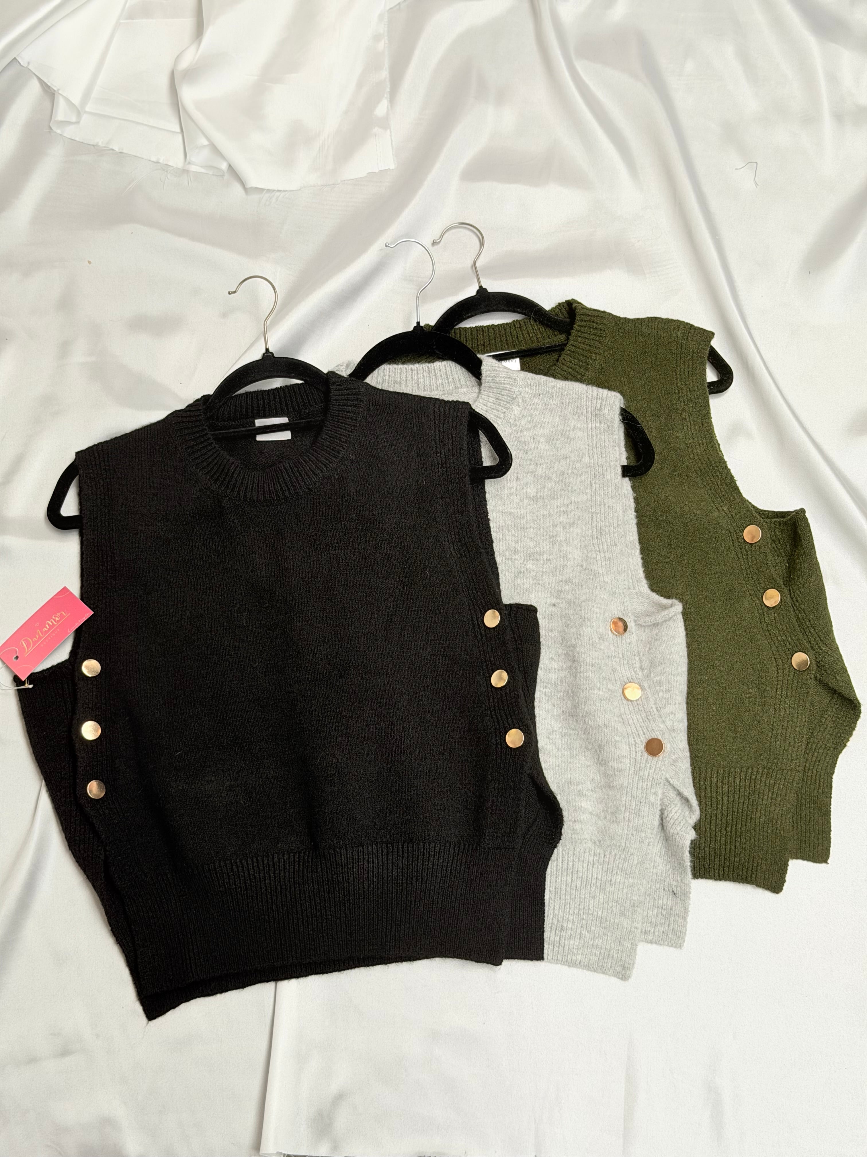 Chalequito cuello redondo con botón dorado a los costados