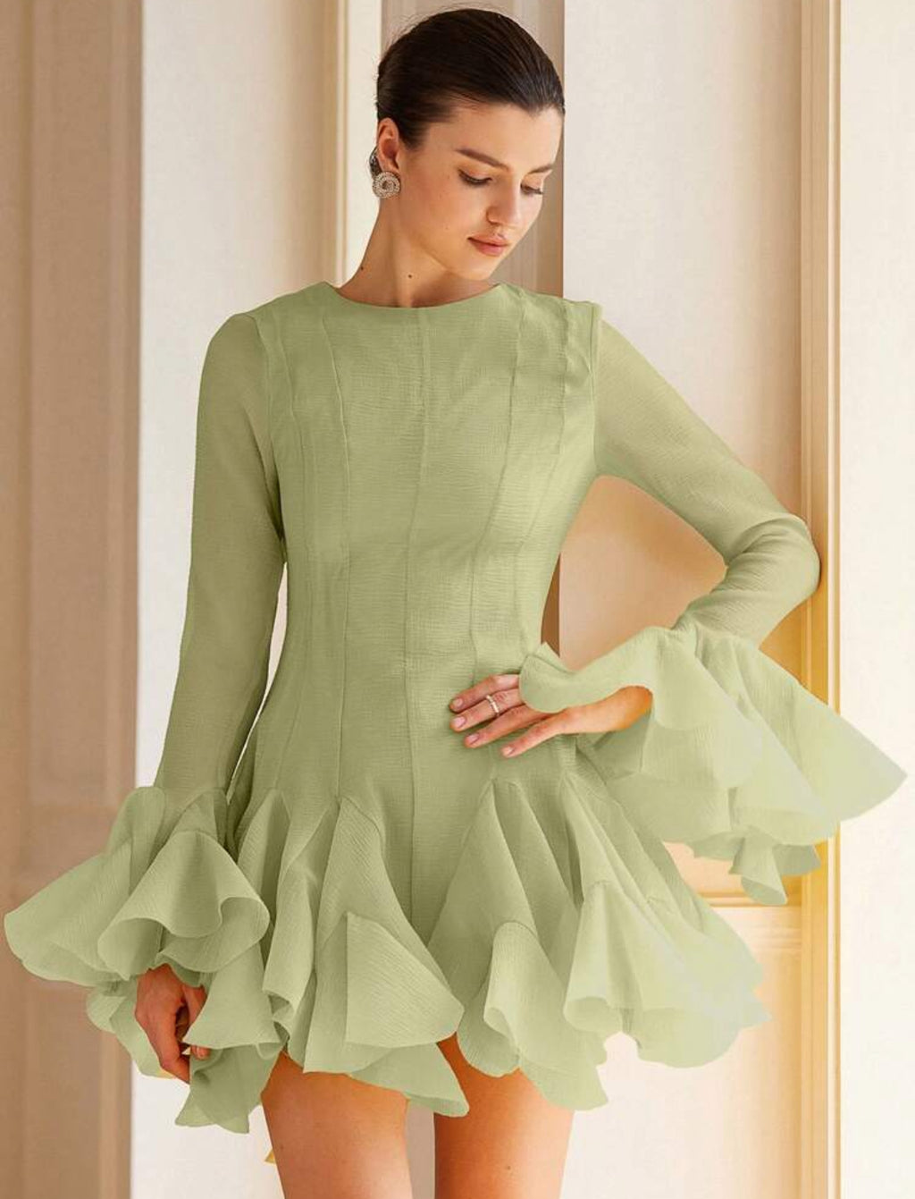 Vestido corto manga larga con holanes en falda