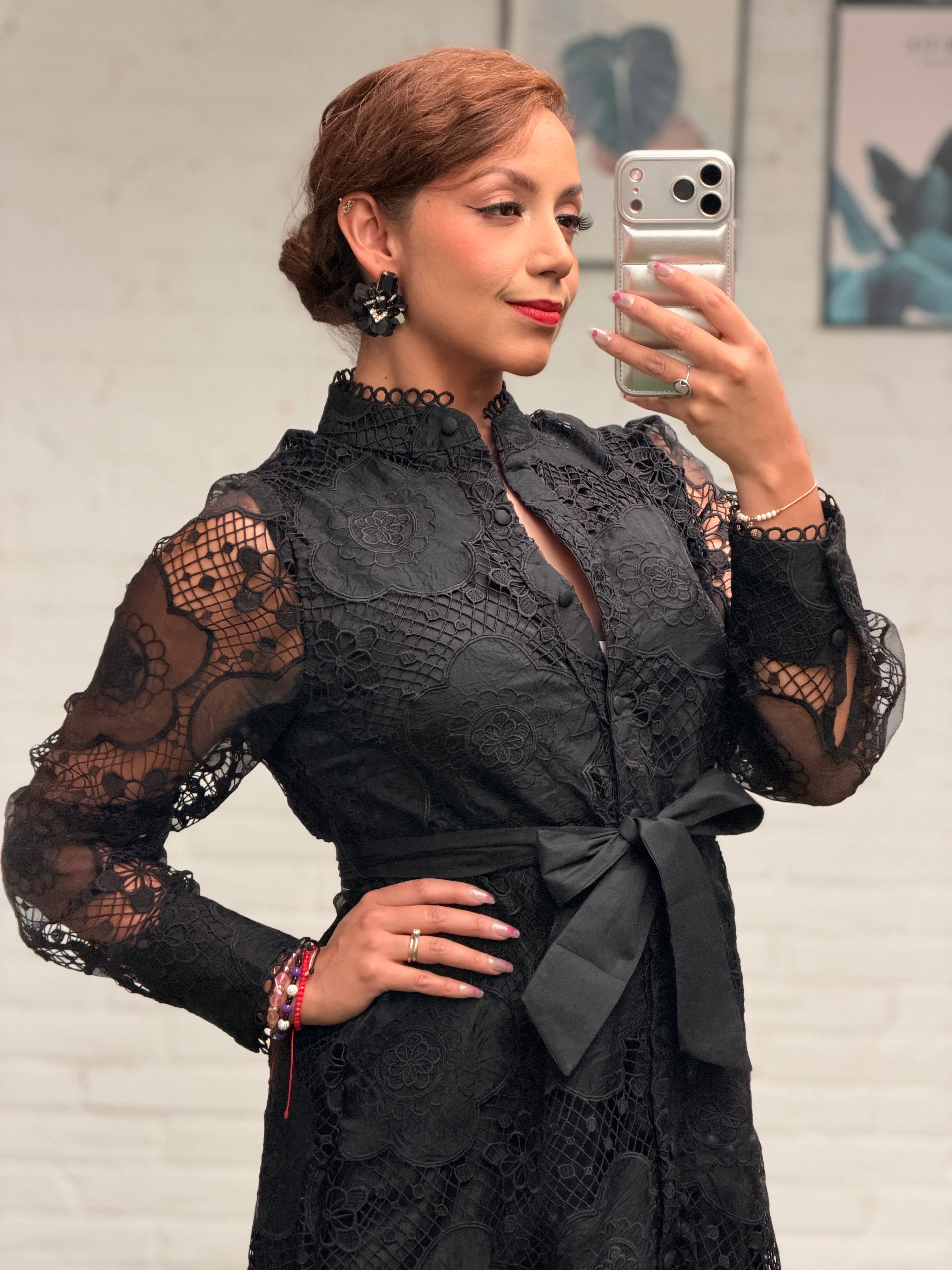 Vestido corto cubierta de encaje elegante con cinta en cintura