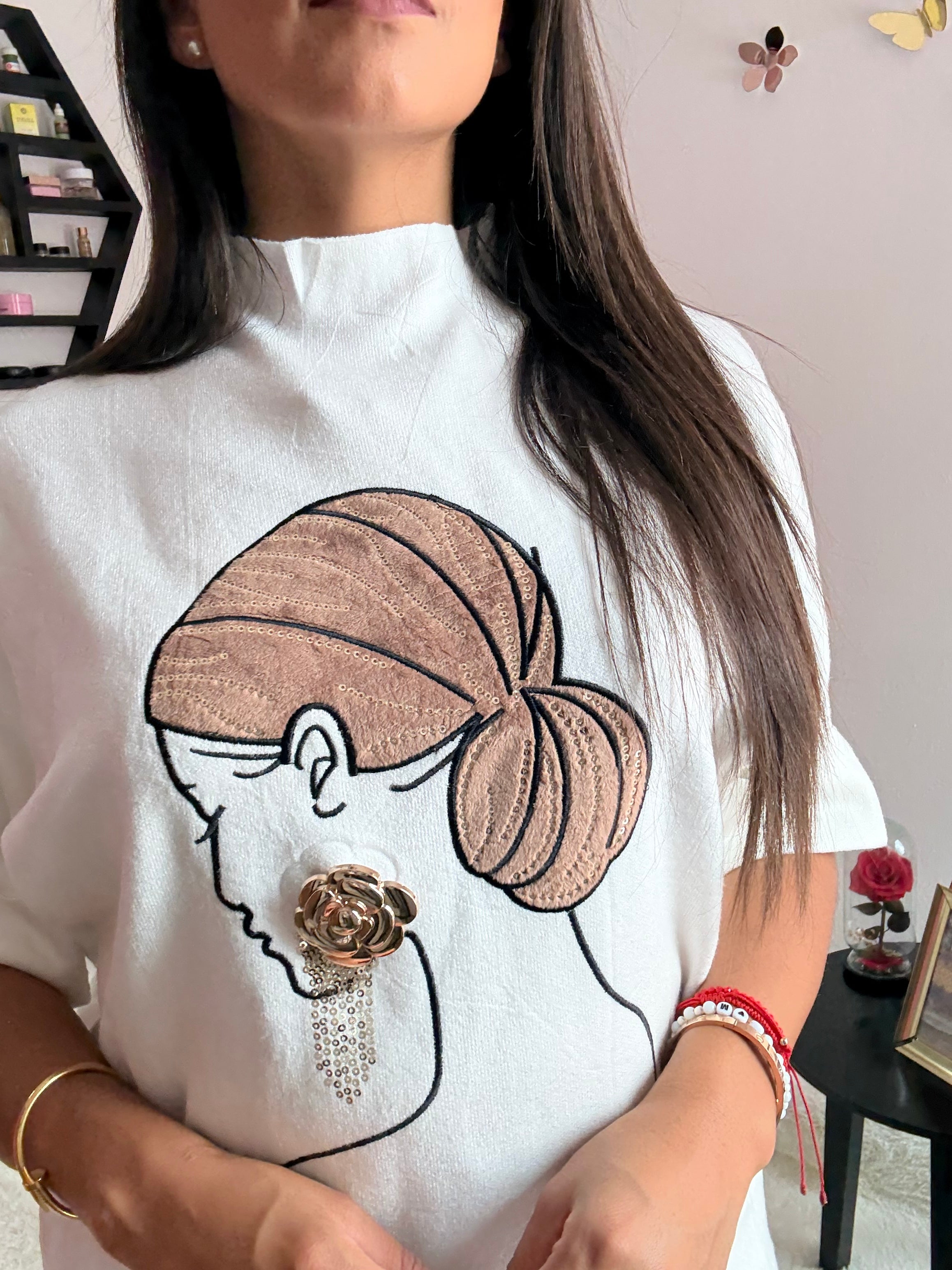 Capa suéter de caricatura dama con aretes de flor