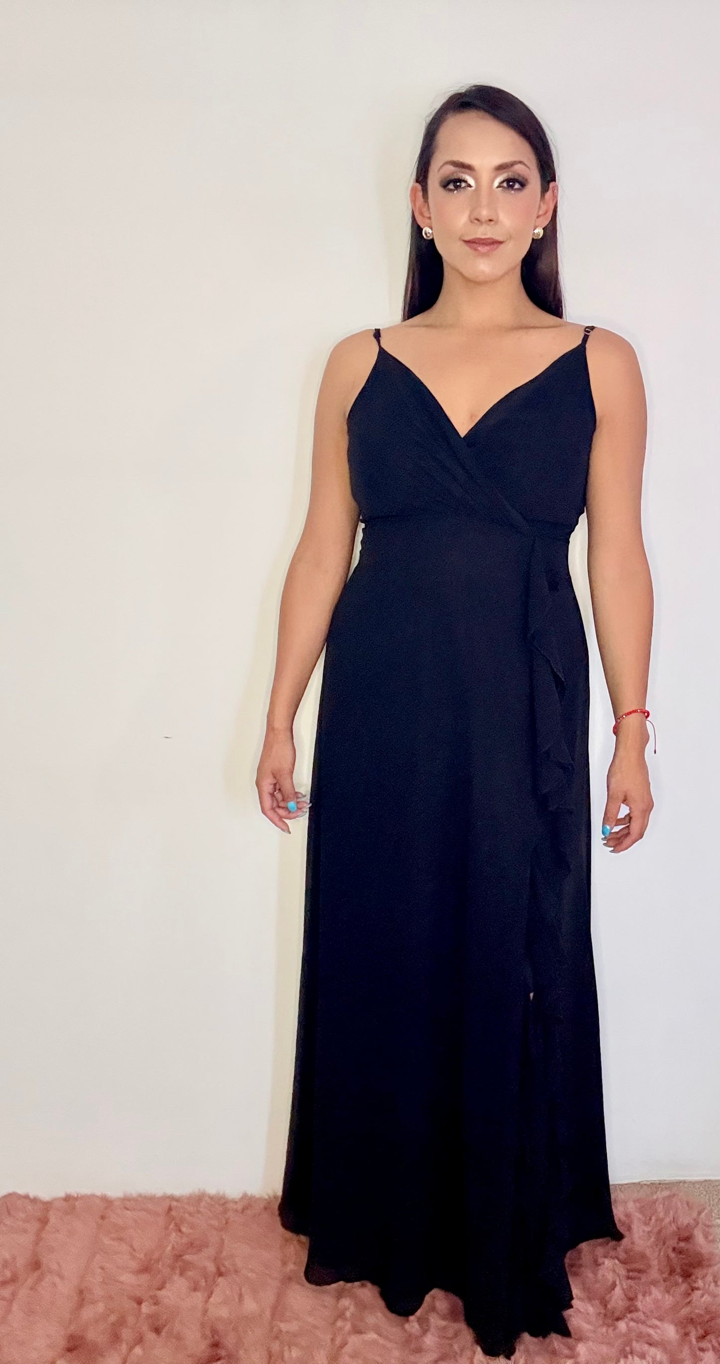 Vestido largo escote v con tirantes, abierta en pierna con caída en pliegues