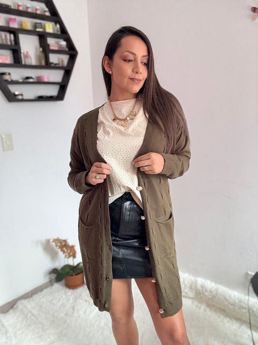 Suéter largo con botones de perlas