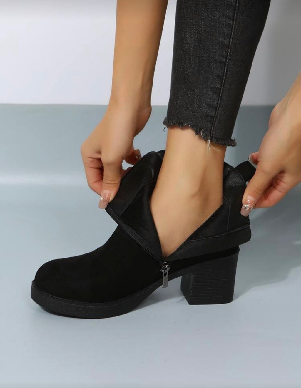 Botines tacón bajito suela lisa con cierre al costado.