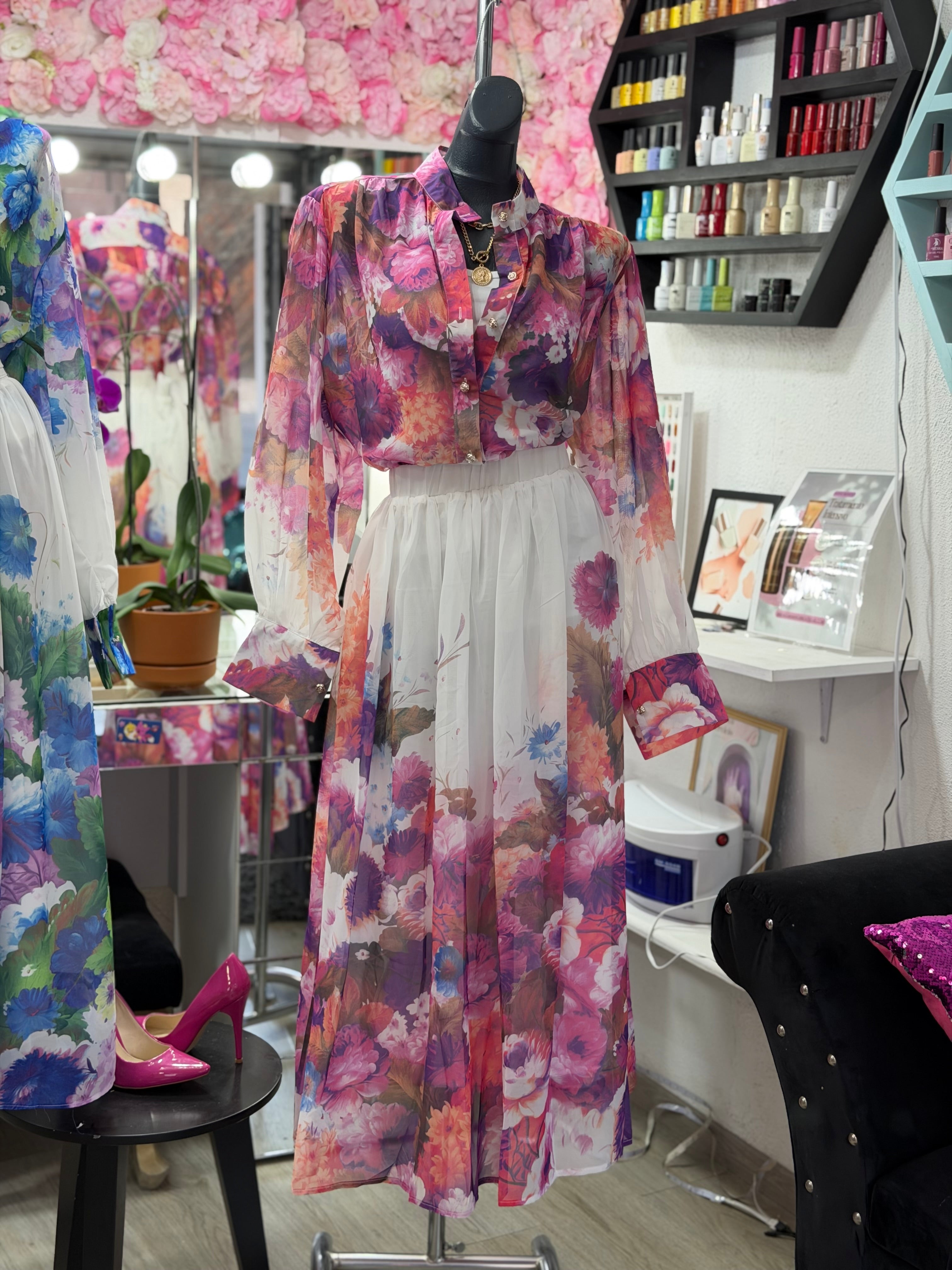 Conjunto floral 3 piezas, blusa, básica y falda