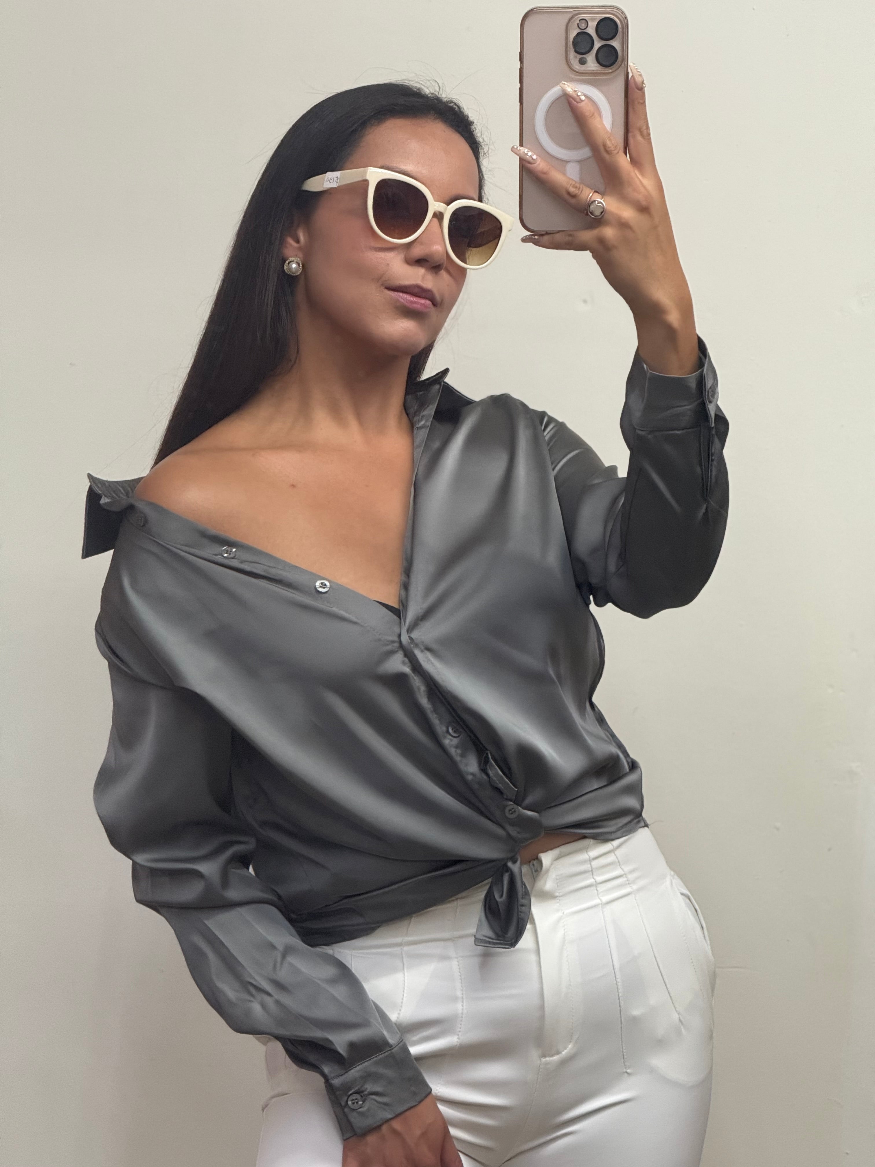 Blusa satinada elegante