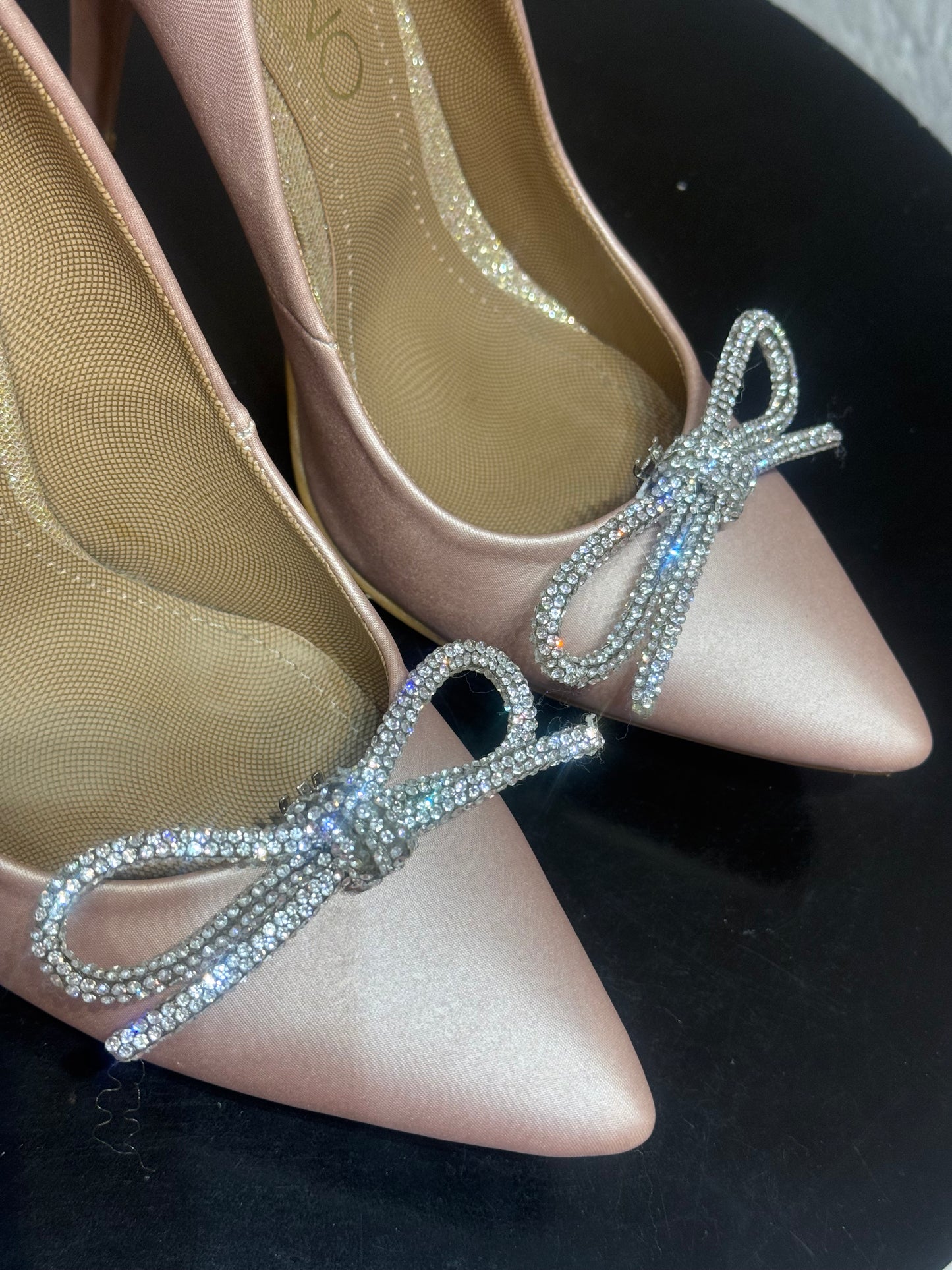 Zapatillas elegantes con moño brillante