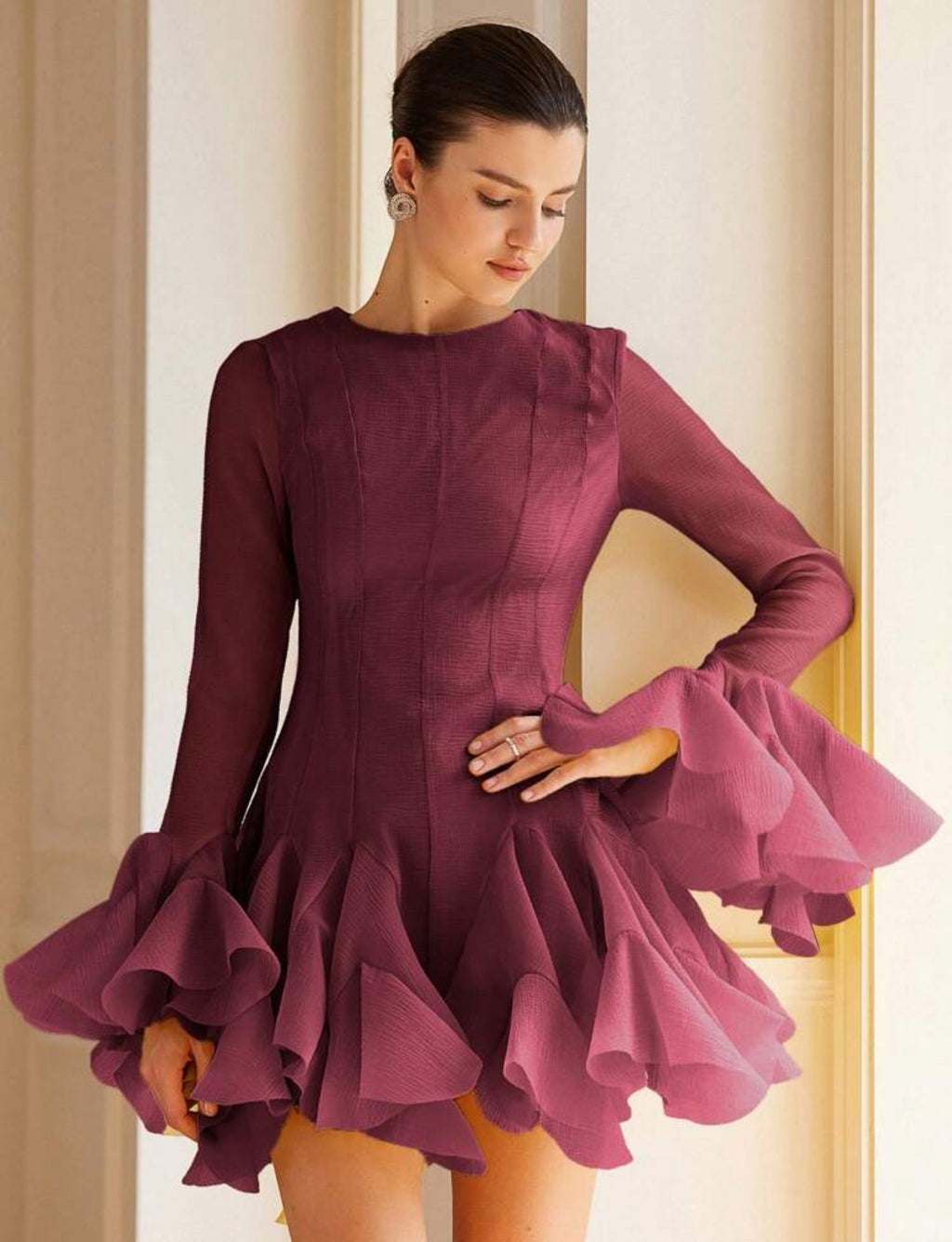 Vestido corto manga larga con holanes en falda