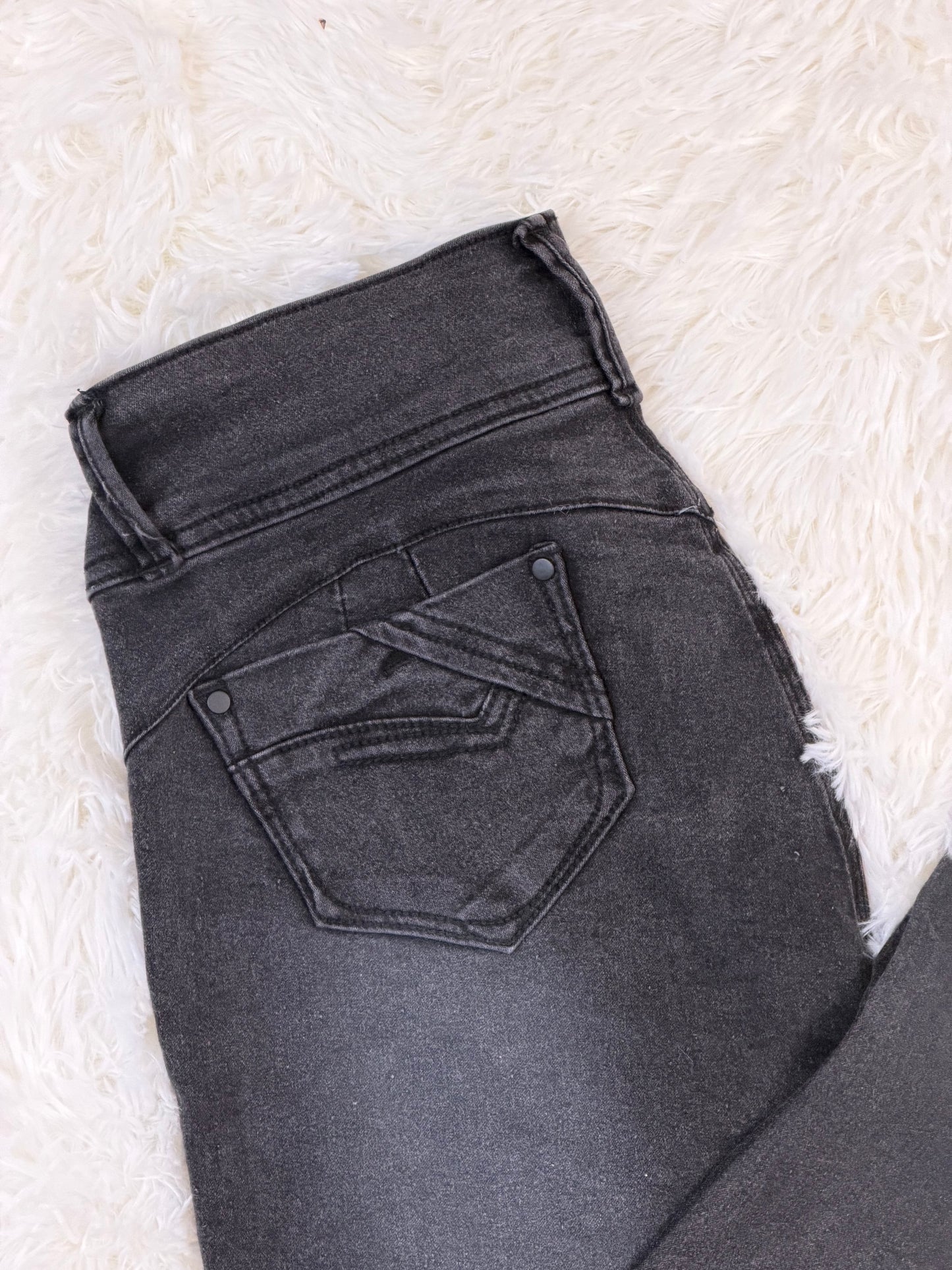 Jeans corte colombiano tiro medio con bolsa