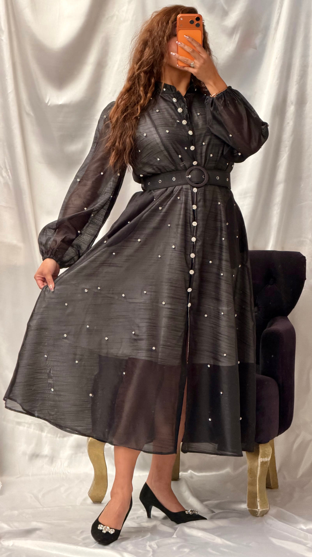 Vestido largo con pedrería al frente por completo y cinta en cintura de manga larga